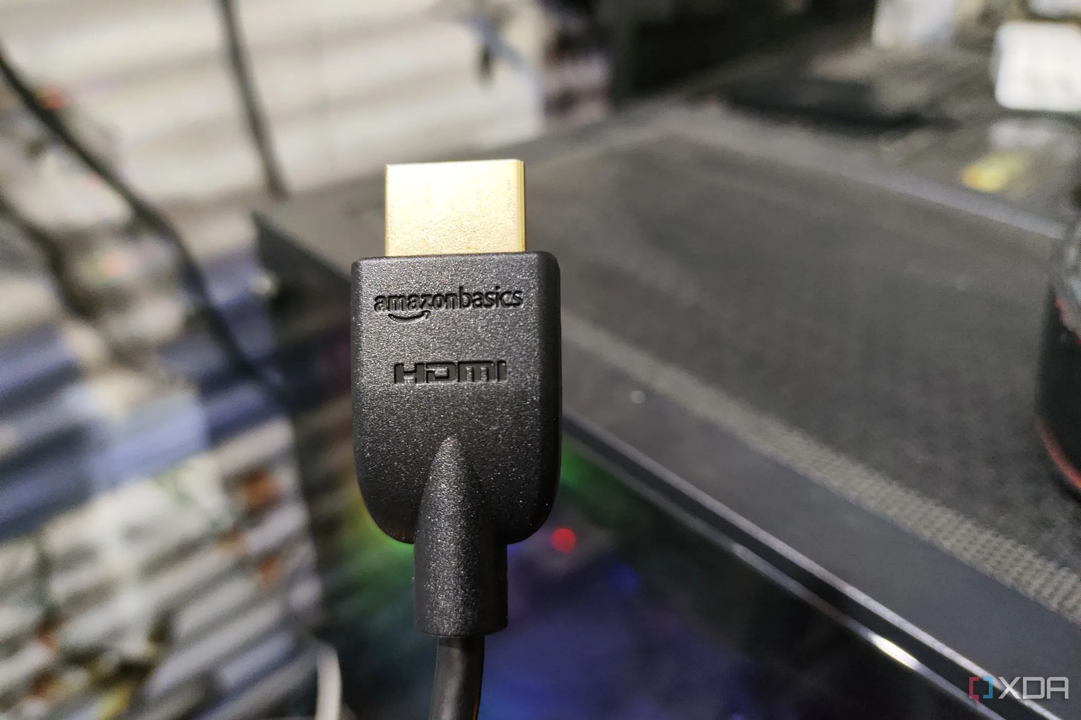 Cáp HDMI 2.2 mới với băng thông siêu tốc đặt trước máy tính bàn