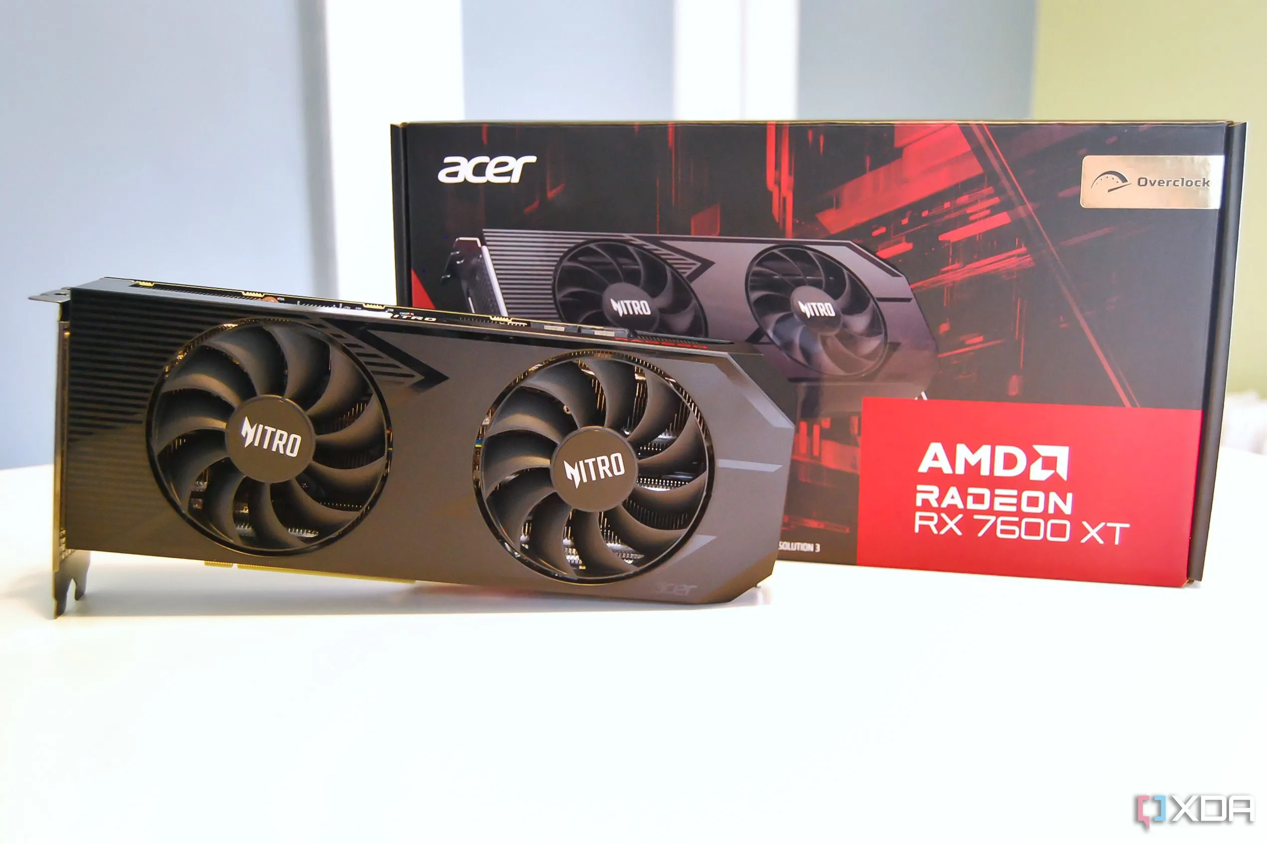 Card đồ họa Acer Nitro Radeon RX 7600 XT OC nhìn từ phía trước