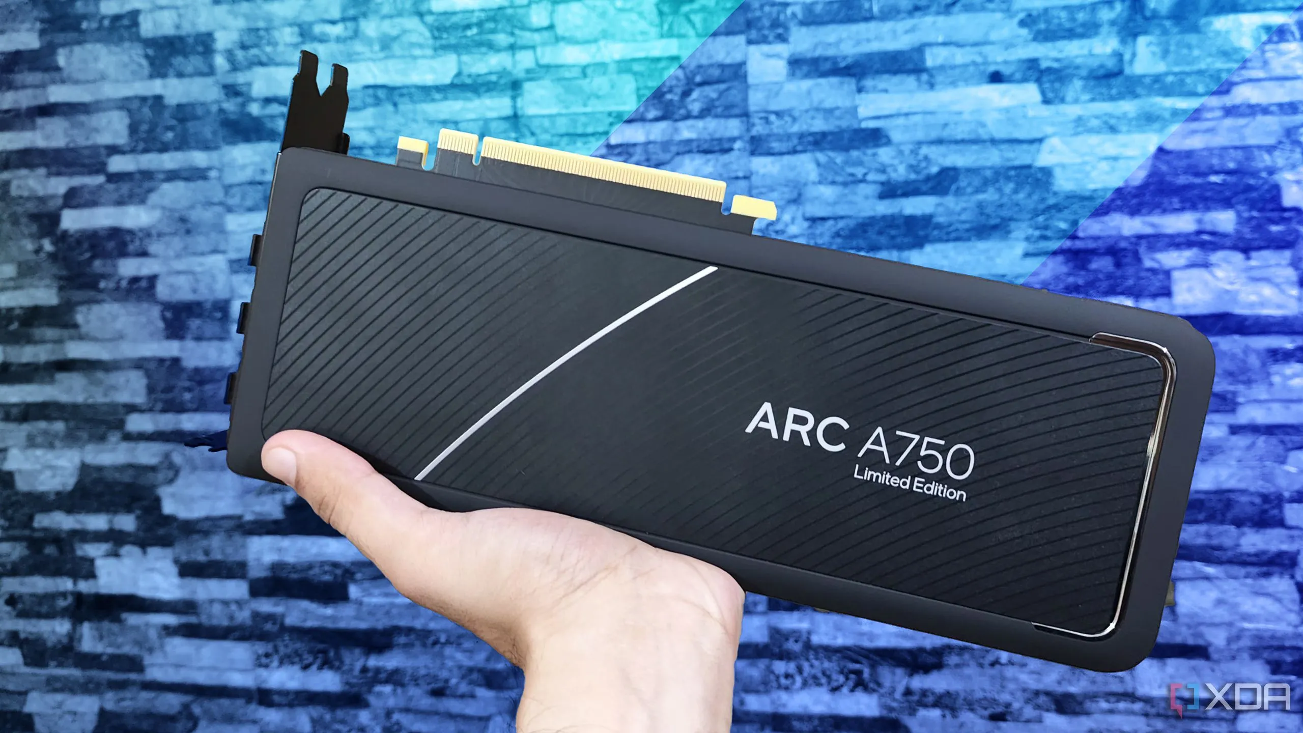 Card đồ họa Intel Arc A750, ví dụ về thiết kế khó tháo lắp do sử dụng keo và kẹp nhựa.