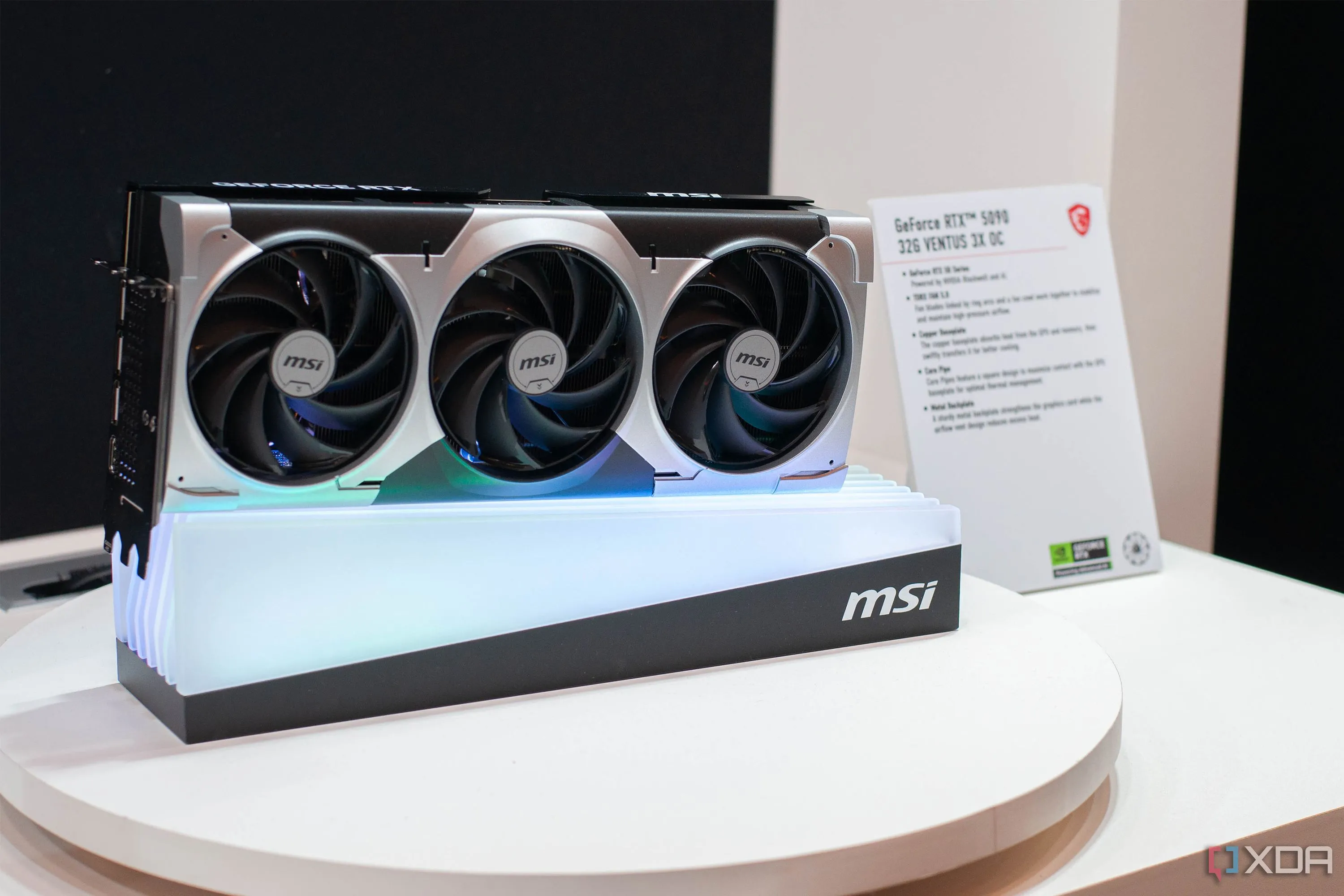 Card đồ họa MSI RTX 5090 mới nhất trên bàn tại CES 2025, tượng trưng cho những linh kiện PC gaming cao cấp