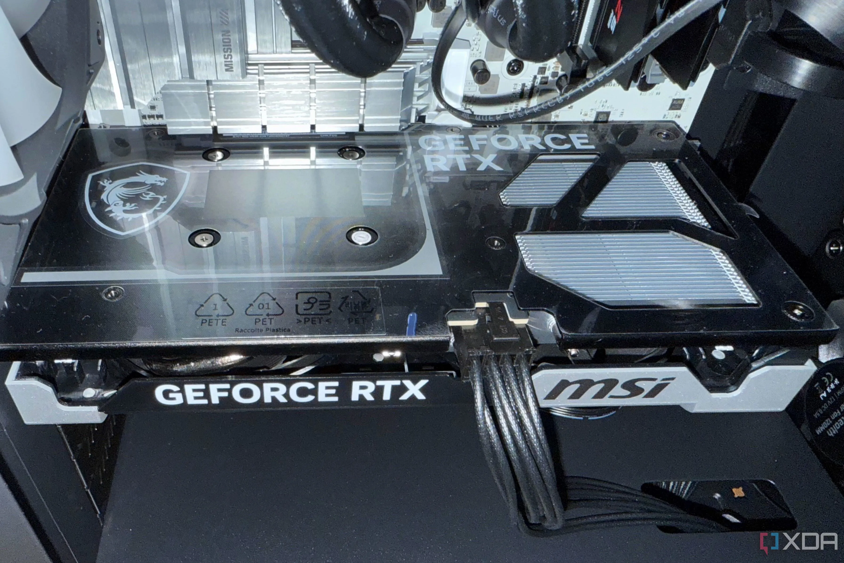 Card đồ họa MSI Ventus RTX 5060 Ti đặt trên một bề mặt phản chiếu