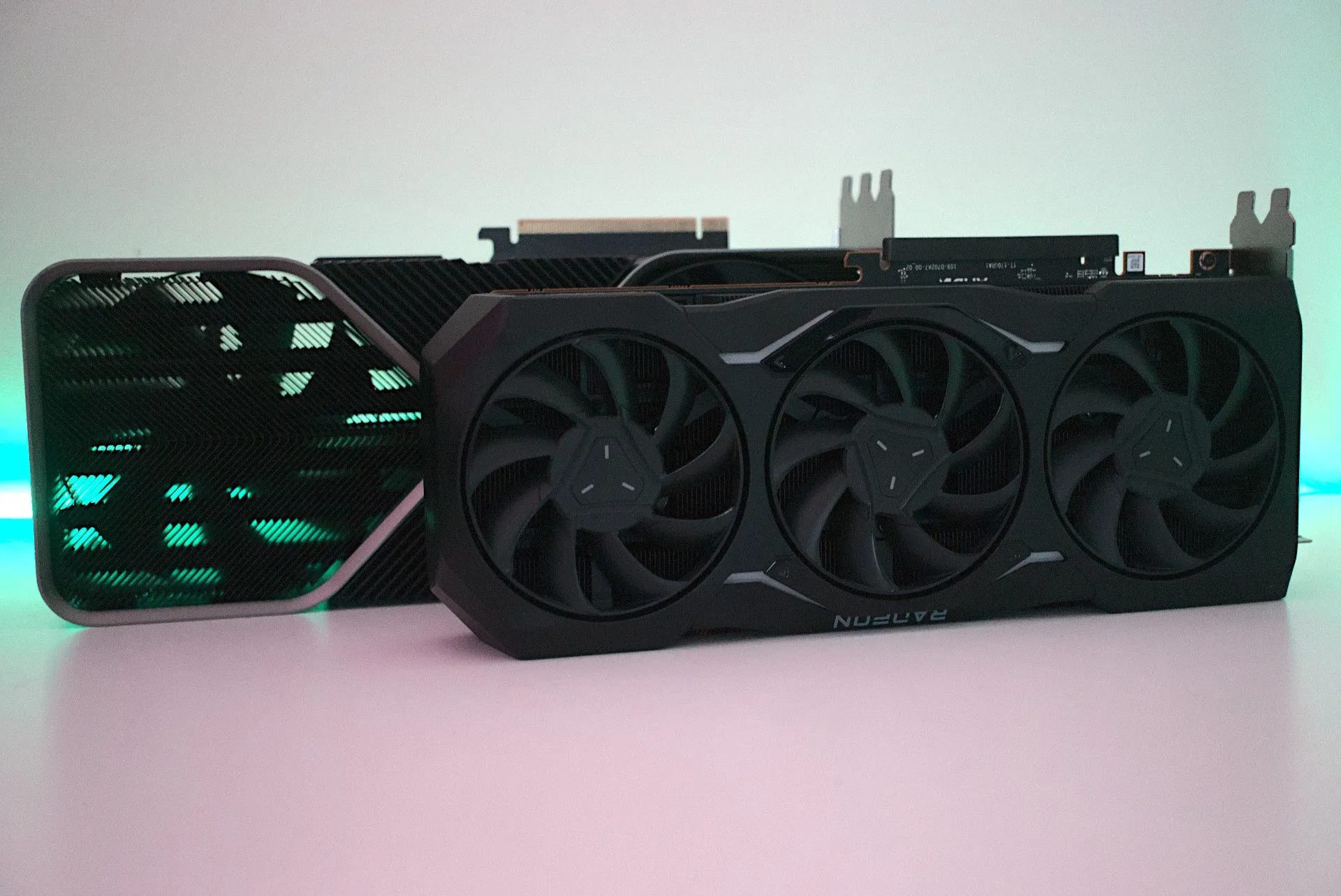 Card đồ họa NVIDIA GeForce RTX 4090 và AMD Radeon RX 7900 XTX