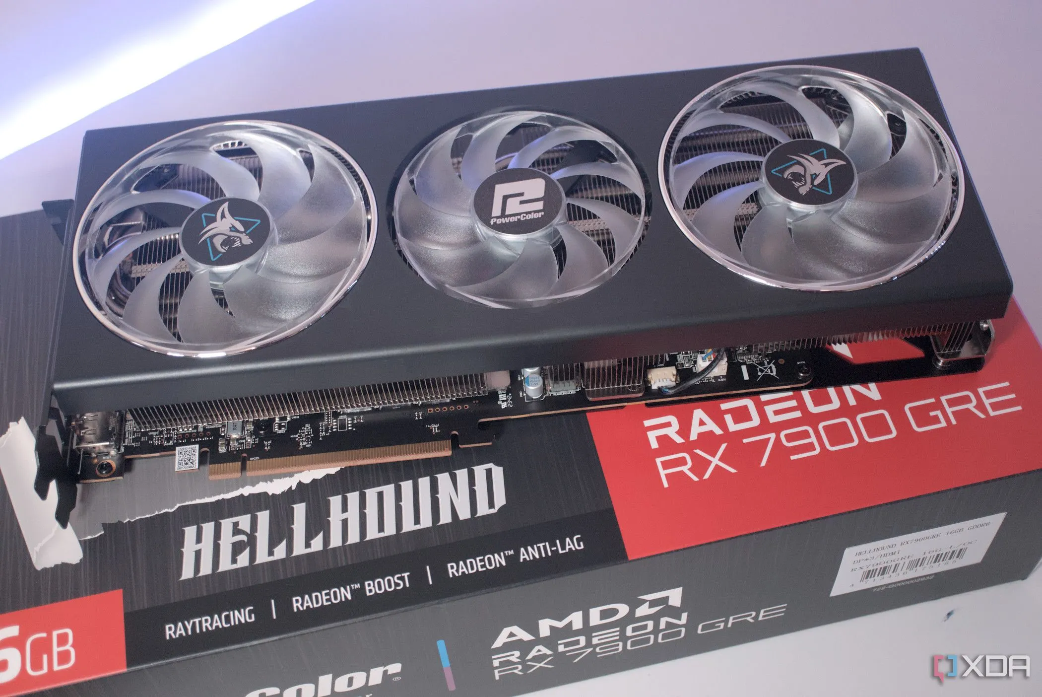 Card đồ họa PowerColor Hellhound Radeon RX 7900 GRE đặt trên hộp, minh họa cho tầm quan trọng của driver ổn định của AMD Radeon.