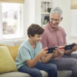 Cha và con trai cùng chơi game trên Nintendo Switch, thể hiện khả năng phục vụ đối tượng gia đình của máy chơi game này