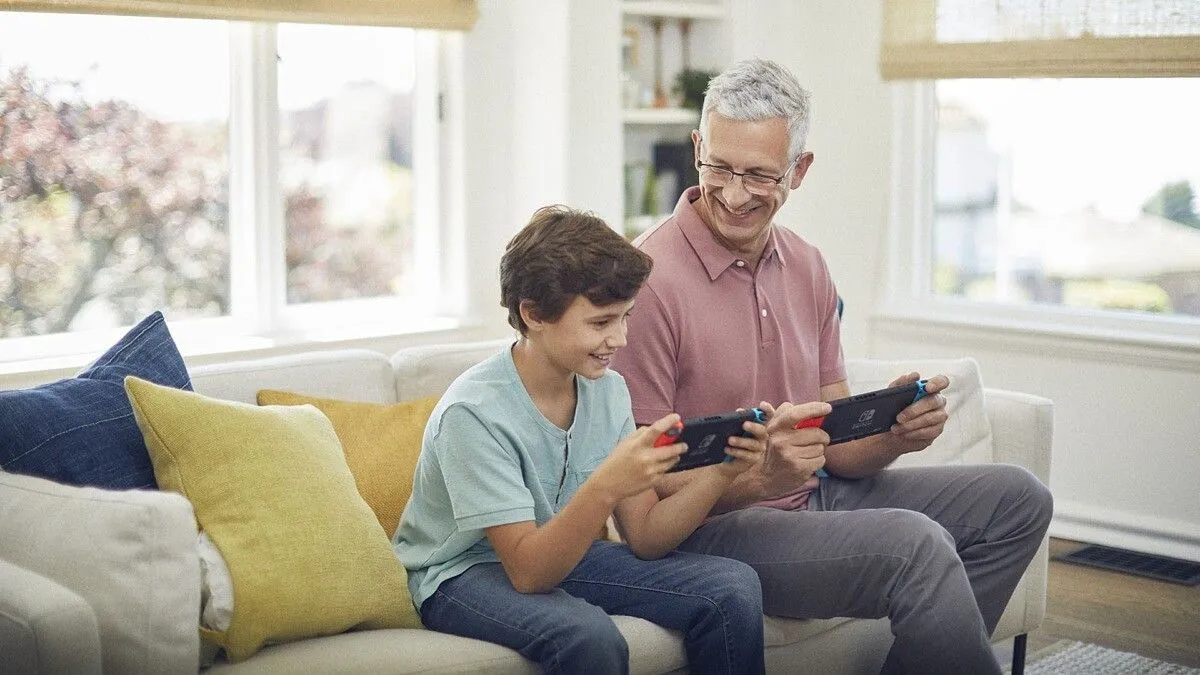 Cha và con trai cùng chơi game trên Nintendo Switch, thể hiện khả năng phục vụ đối tượng gia đình của máy chơi game này