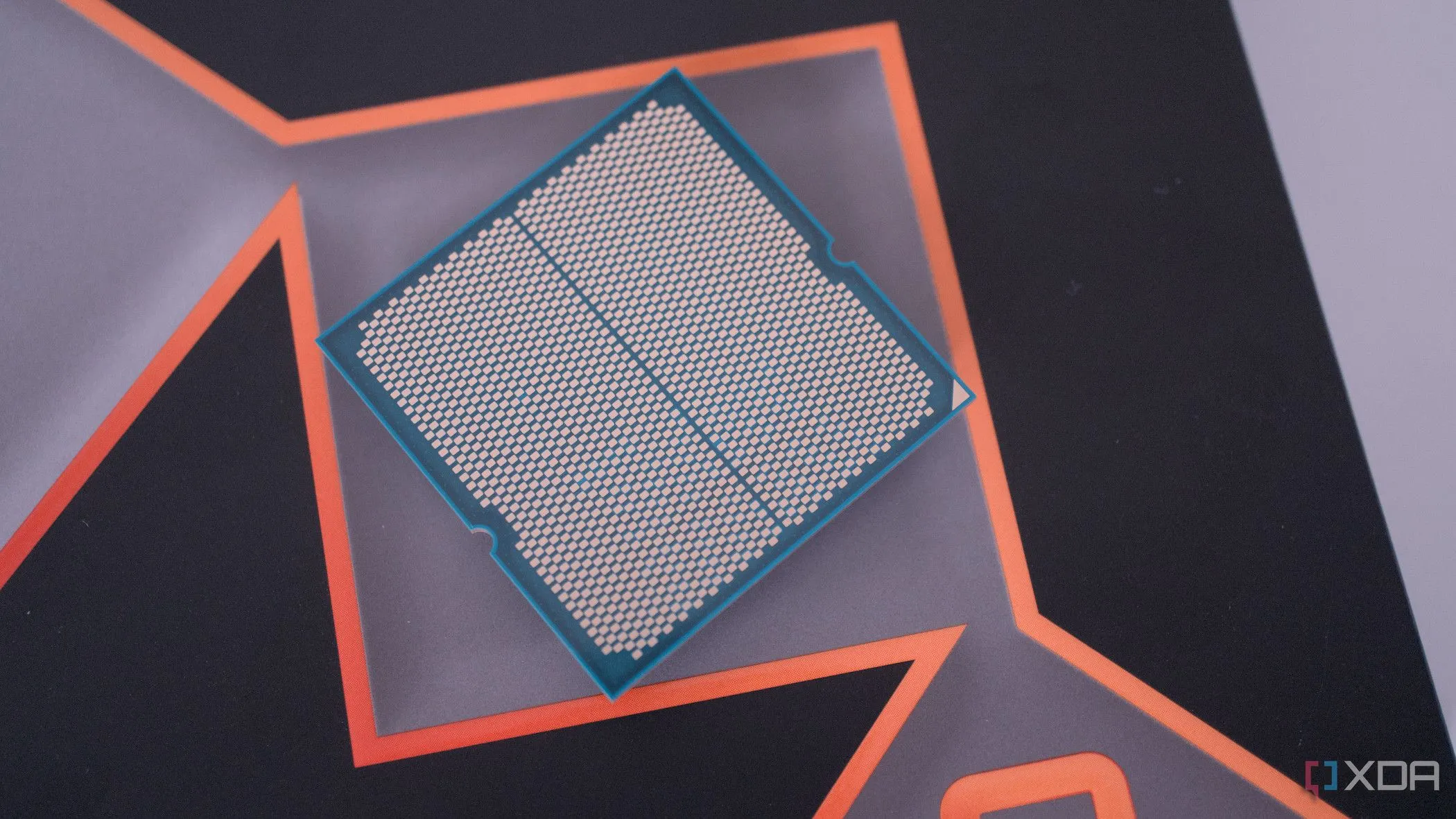 Chân tiếp xúc CPU AMD Ryzen 9 9950X minh họa sự độc đáo của mỗi chip silicon