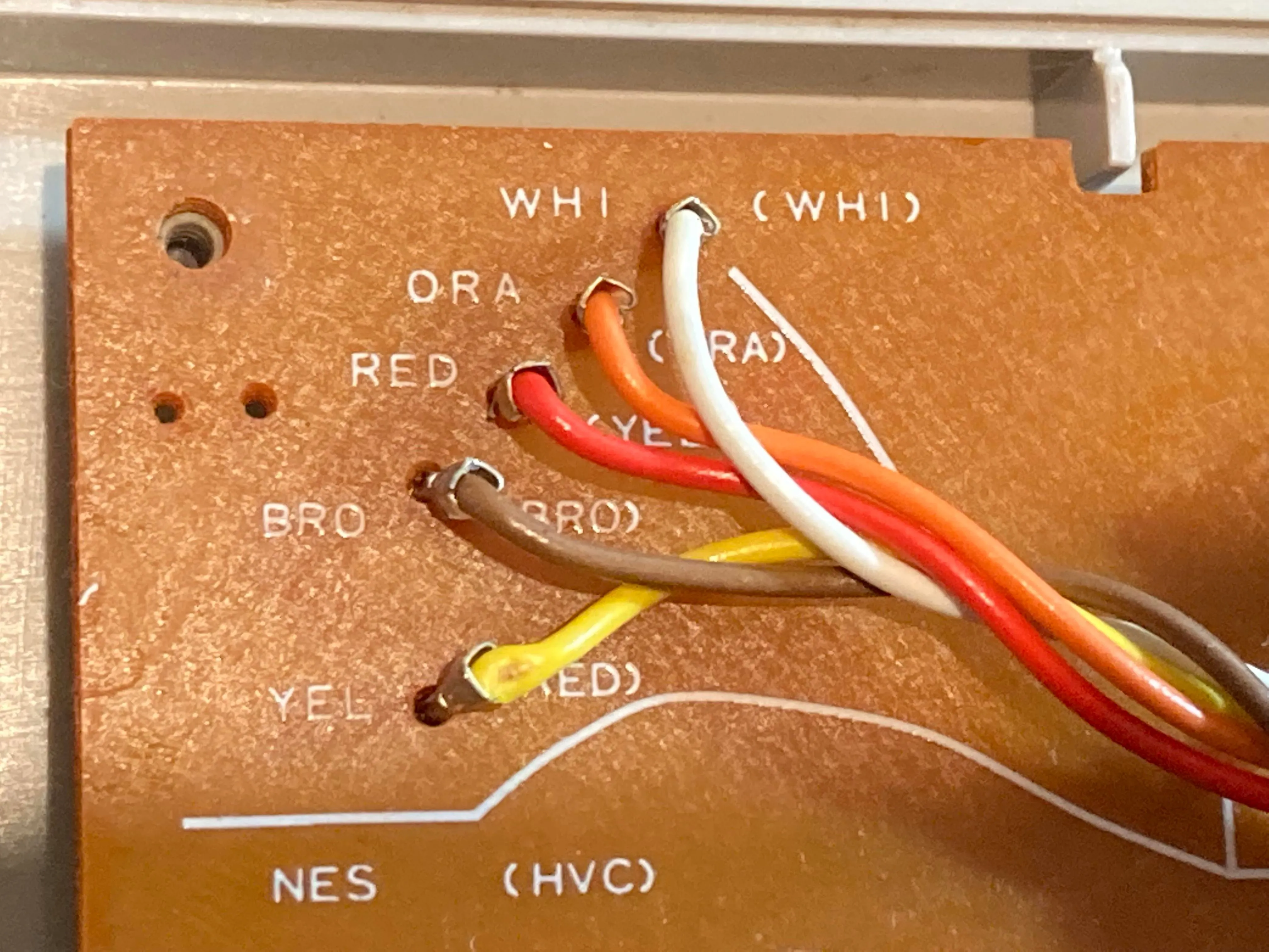 Chi tiết các điểm kết nối dây cáp màu trên bảng mạch PCB của tay cầm NES, minh họa cách giao tiếp với console.