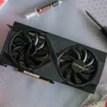 Chip GPU card đồ họa sau khi tháo tản nhiệt, cho thấy lớp keo tản nhiệt cũ và các chip nhớ xung quanh