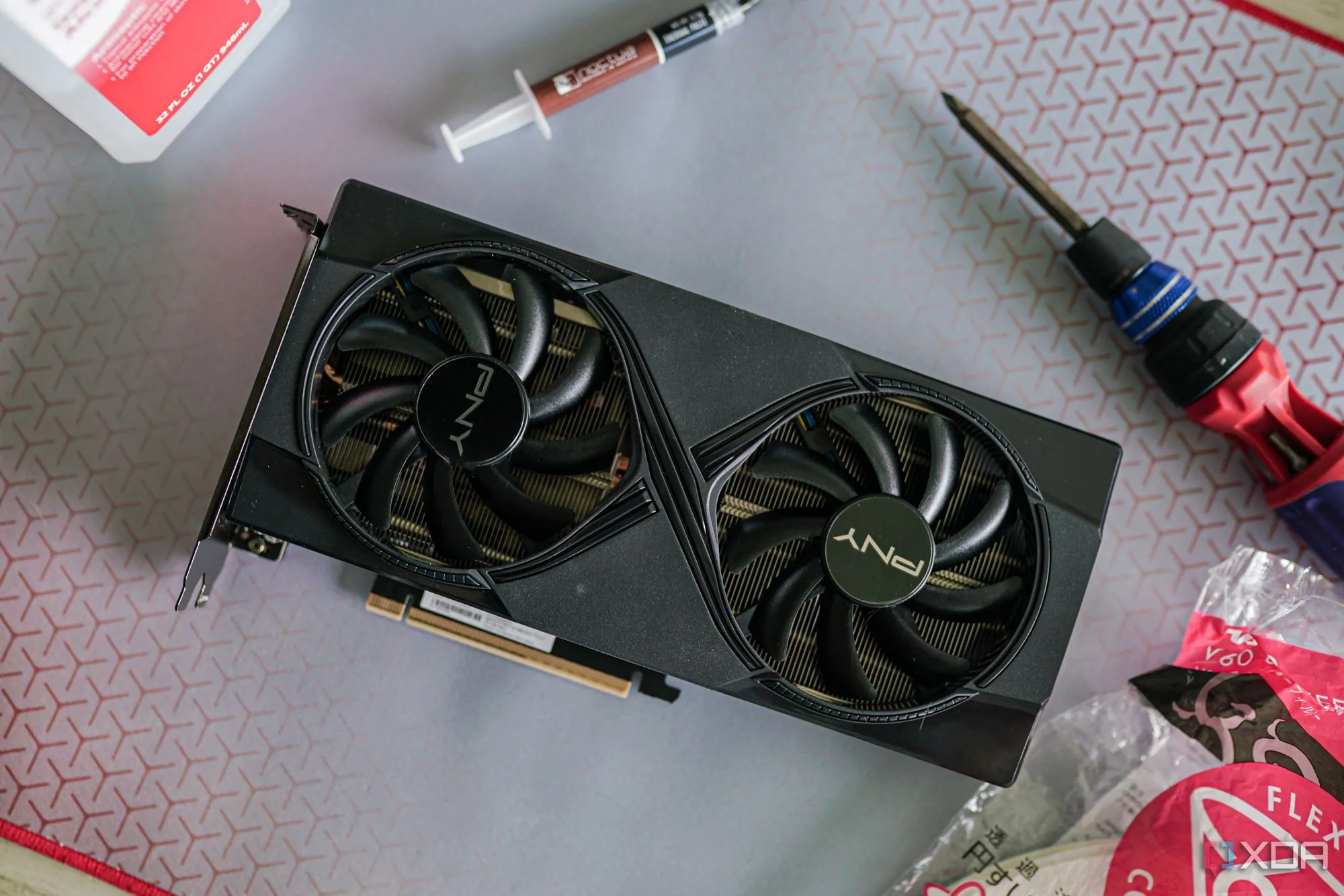 Chip GPU card đồ họa sau khi tháo tản nhiệt, cho thấy lớp keo tản nhiệt cũ và các chip nhớ xung quanh