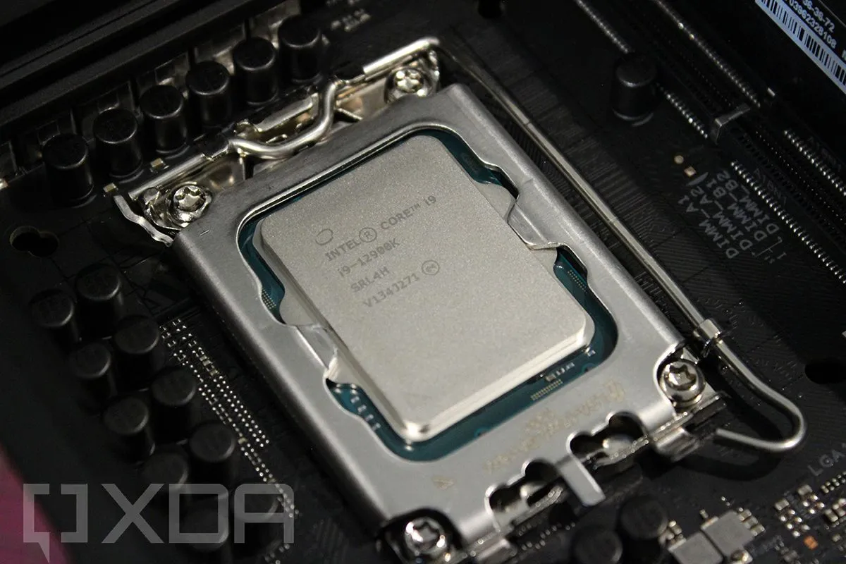 Chip Intel Core thế hệ 12 trên socket LGA 1700 của bo mạch chủ