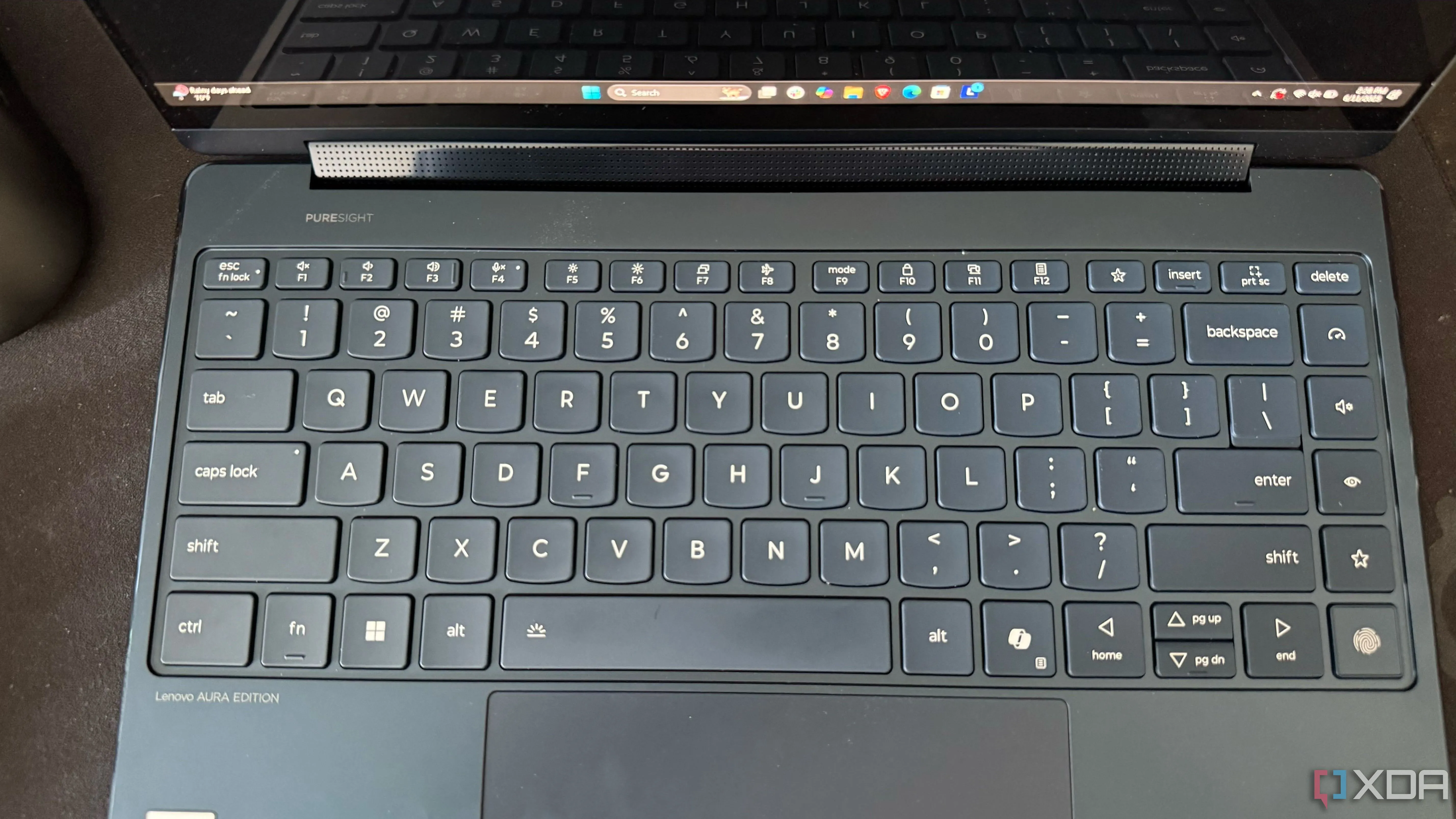 Cổng kết nối USB-C Thunderbolt 4 và USB-A trên Lenovo Yoga 9i (2025)