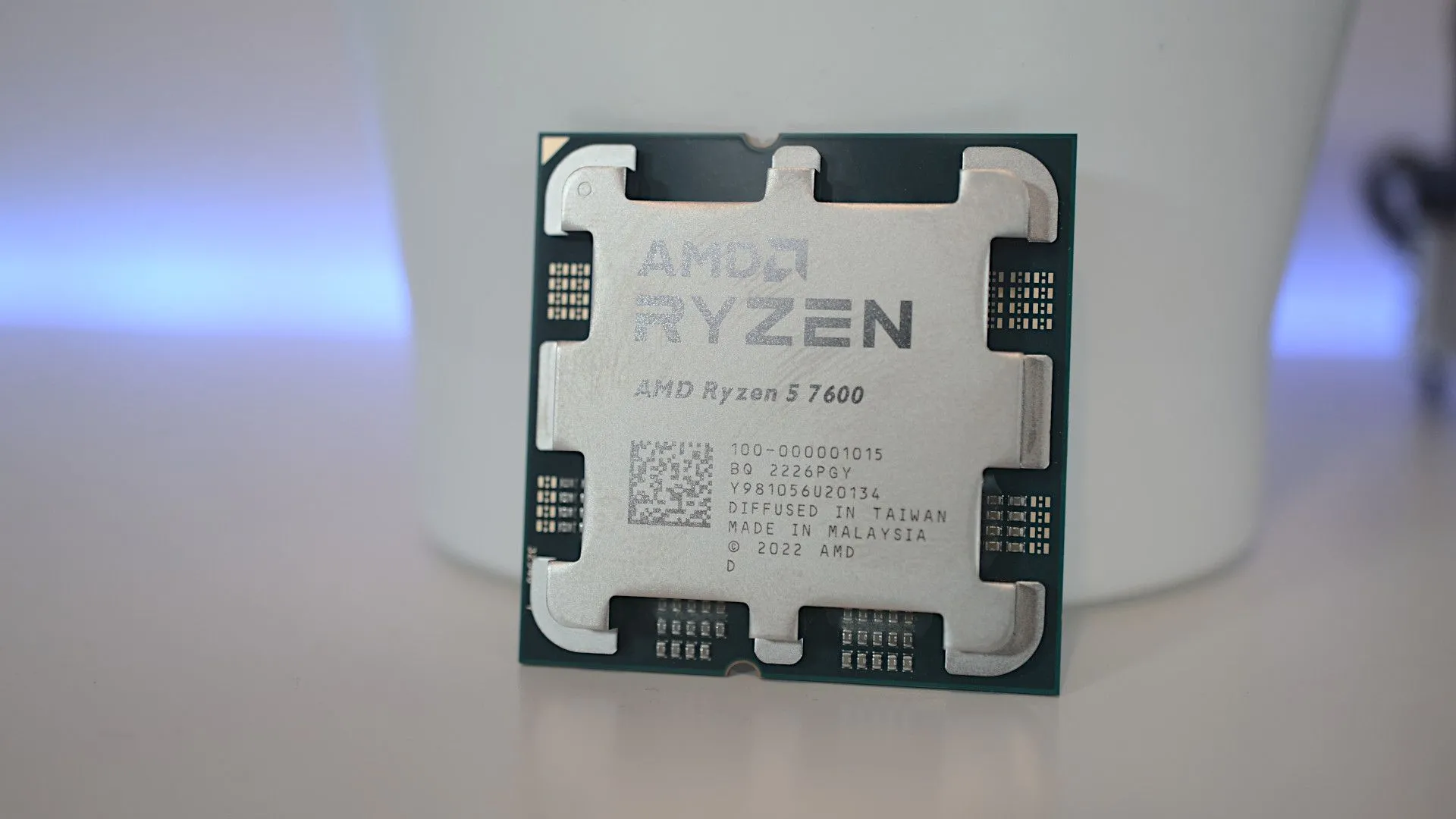 CPU AMD Ryzen 5 7600 được chụp cận cảnh cho máy tính gaming