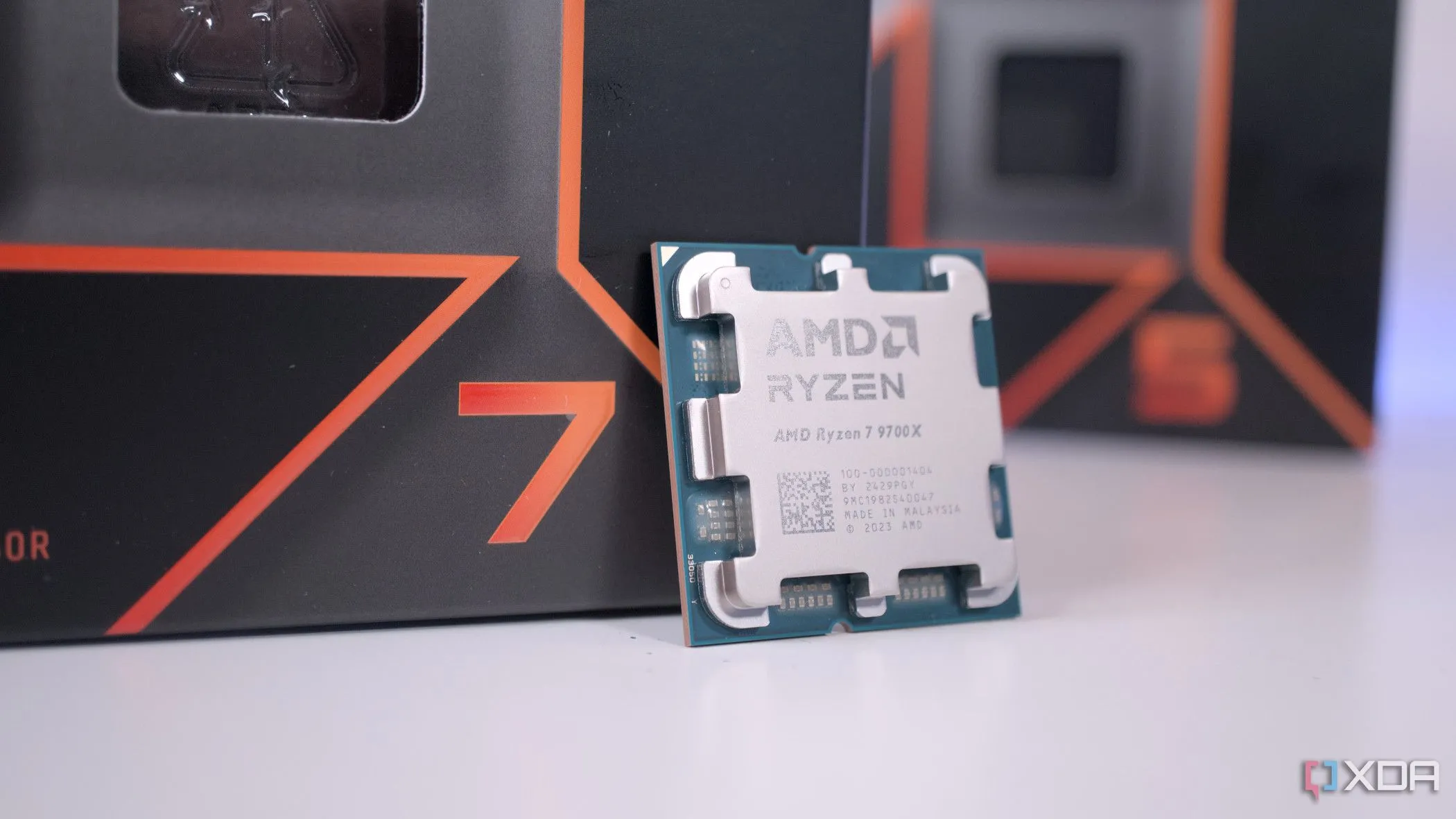 CPU AMD Ryzen 7 9700X và hộp đựng Ryzen 5, biểu tượng cho ưu đãi Prime Day