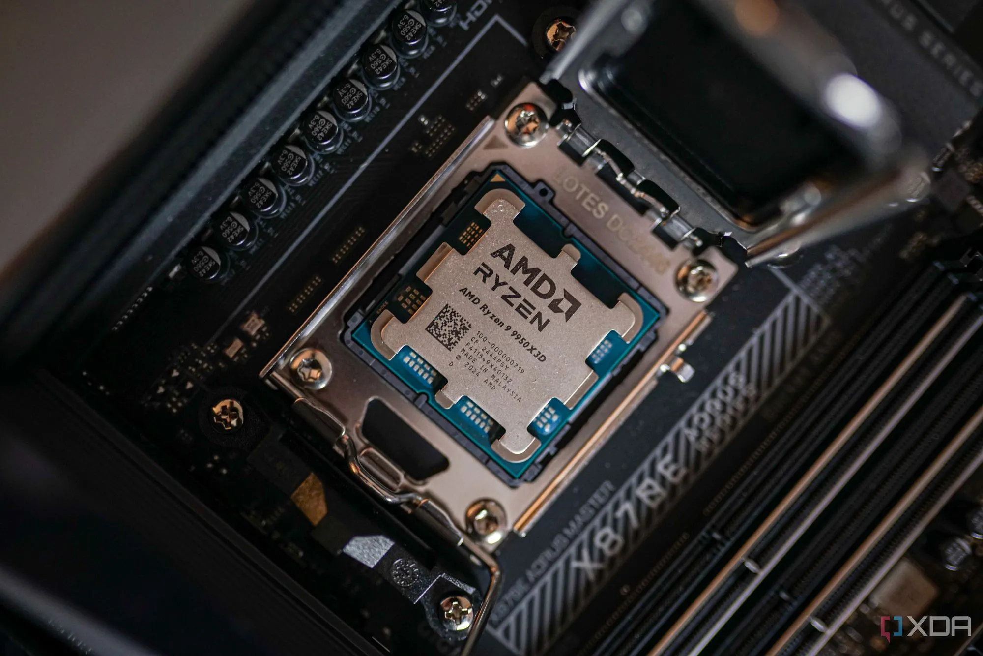 CPU AMD Ryzen 9 9950X3D gắn trên bo mạch chủ, minh họa sức mạnh nền tảng AM5