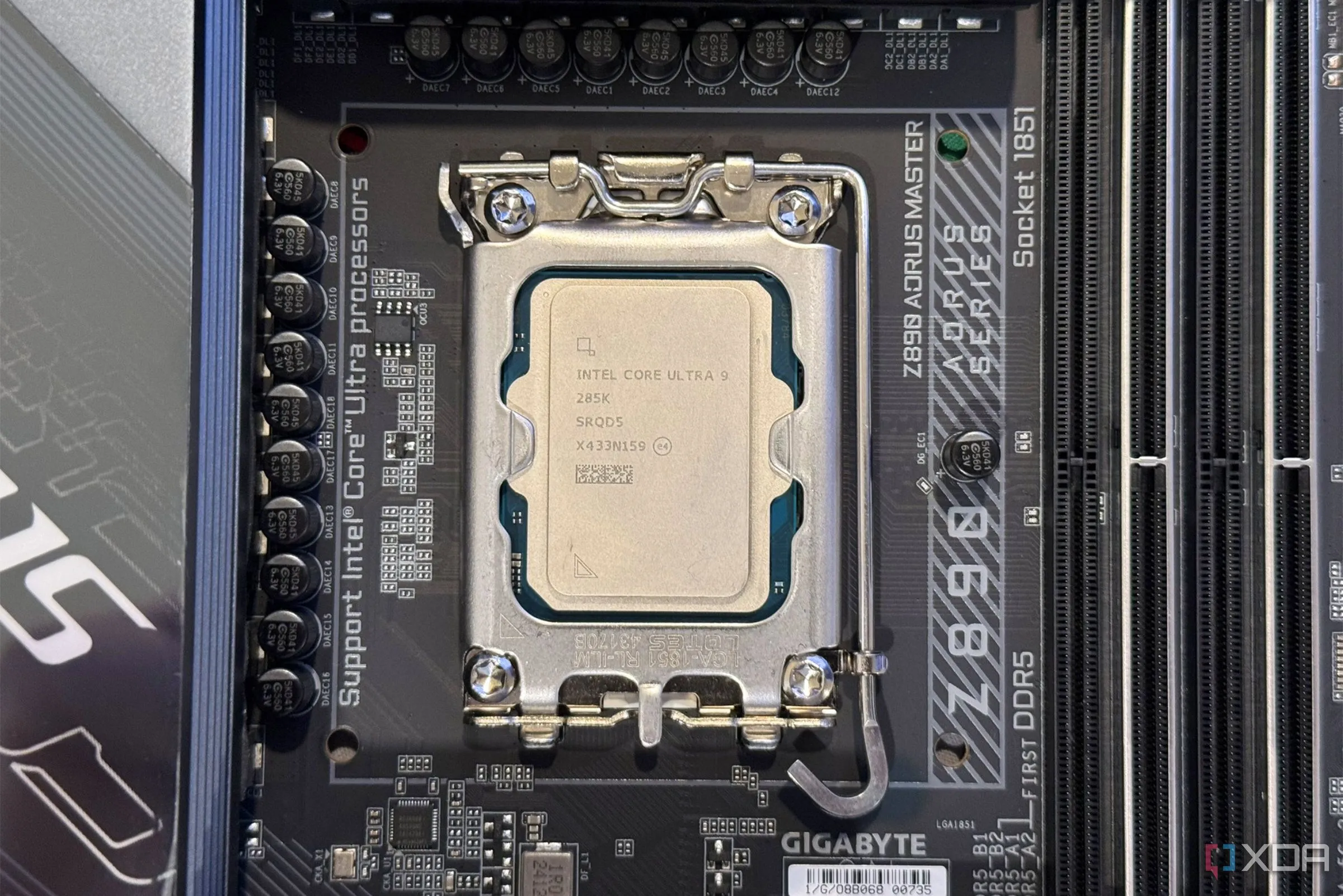CPU Intel Core Ultra 9 285K trong socket bo mạch chủ