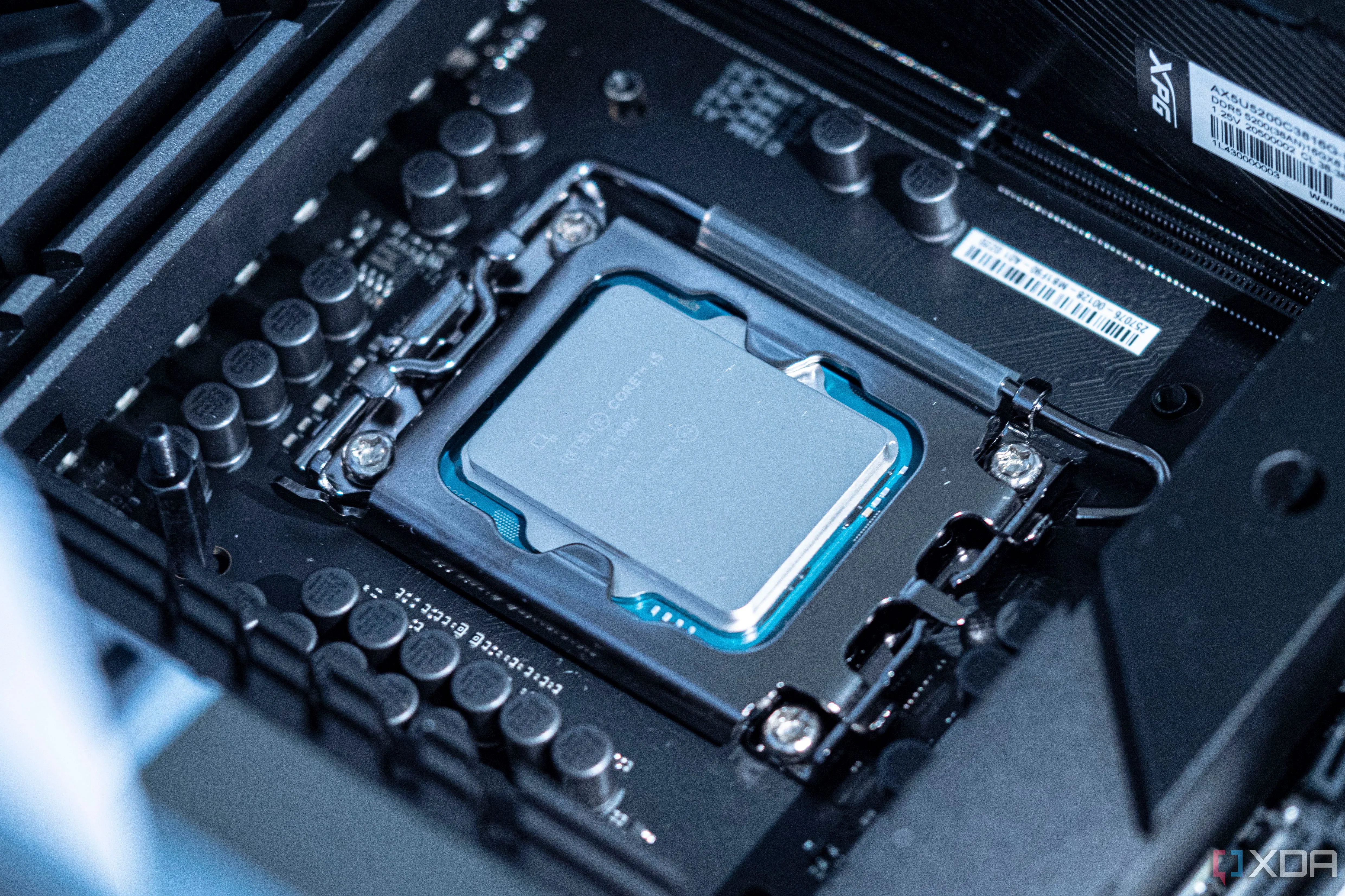 CPU Intel i5-14600K trong socket bo mạch chủ