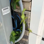 Cuộn cáp CAT5e và cáp đồng trục lộn xộn phía ngoài tường gara