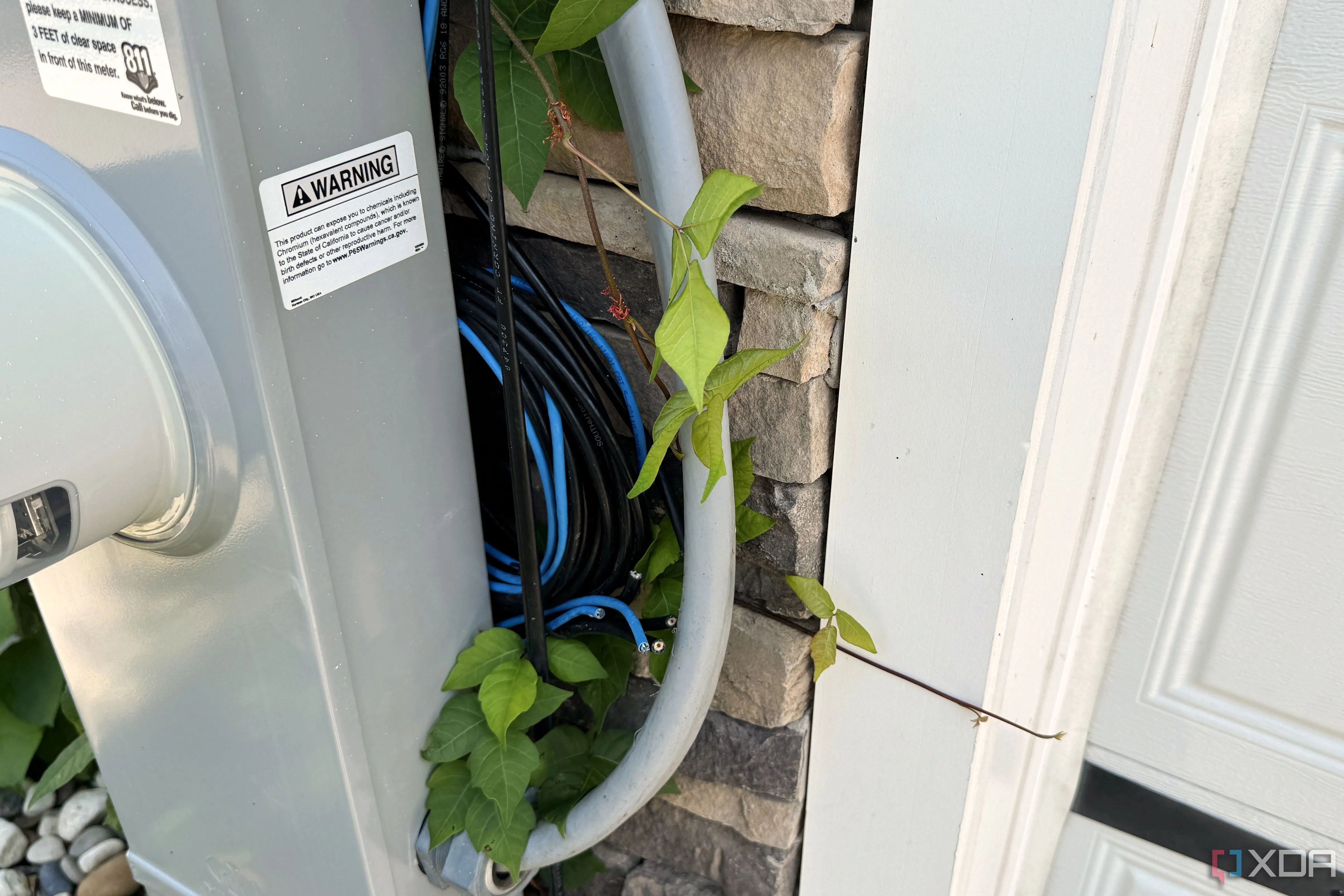 Cuộn cáp CAT5e và cáp đồng trục lộn xộn phía ngoài tường gara