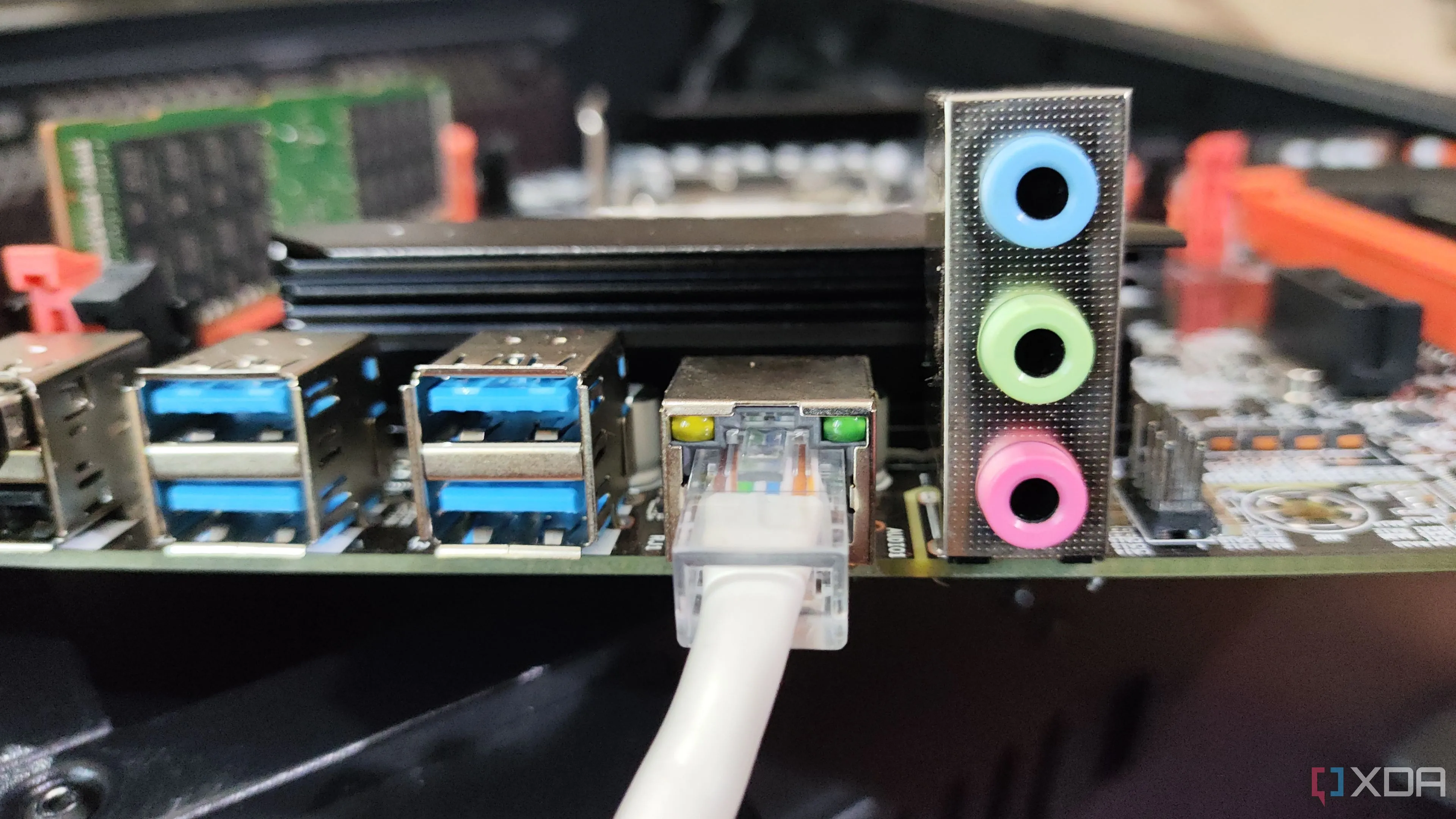 Dây cáp Ethernet được cắm vào cổng mạng RJ45 trên bo mạch chủ, minh họa cho kết nối mạng Gigabit hoặc 2.5GbE thông dụng.