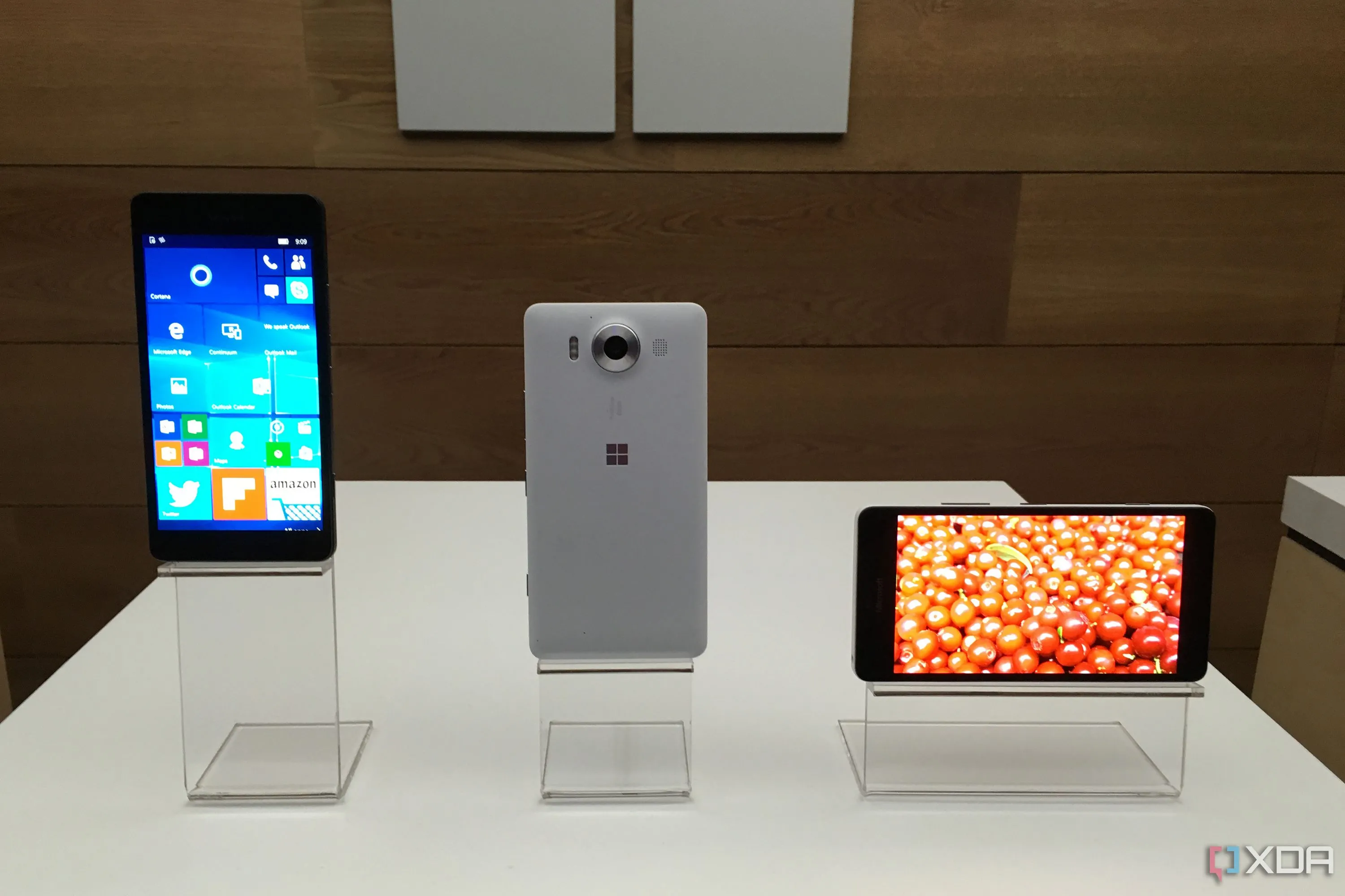 Điện thoại Microsoft Lumia 950, một trong những thiết bị cuối cùng của Windows Phone