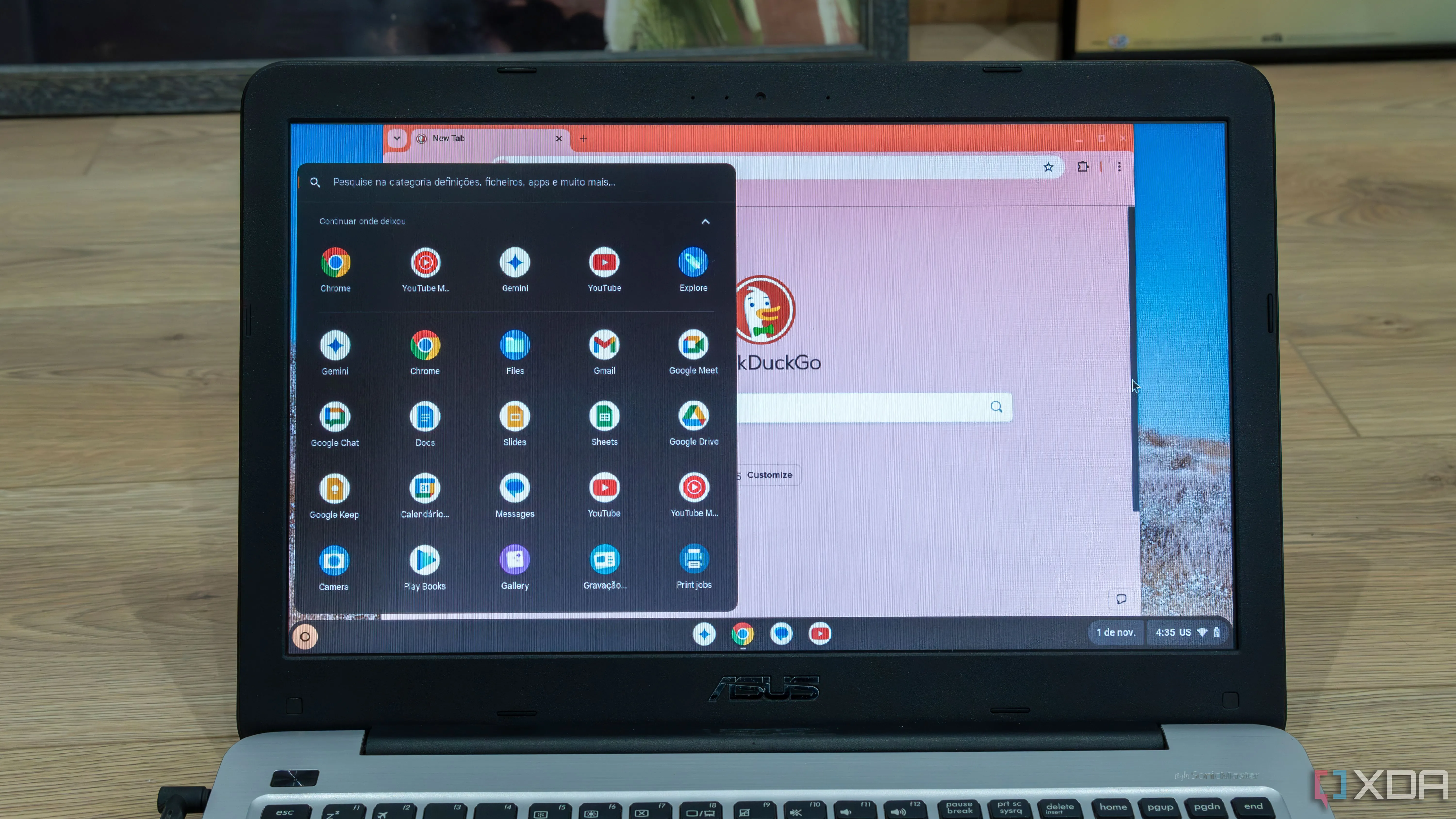 Giao diện Chrome OS đang chạy trên laptop, hiển thị trình duyệt Chrome và trình khởi chạy ứng dụng, minh họa trải nghiệm thân thiện cho người dùng laptop cũ.