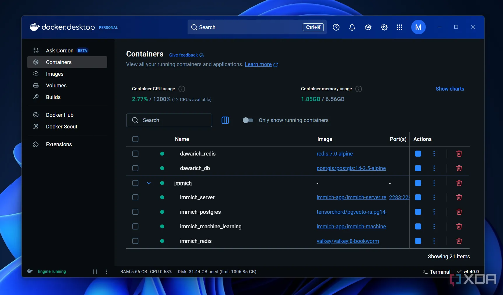 Giao diện Docker Desktop hoạt động trên Windows, hiển thị nhiều ứng dụng đã được được tự host dưới dạng các container