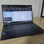 Giao diện Excel trên laptop hiển thị công cụ phân tích nhanh, minh họa tính năng Copilot hỗ trợ tạo bảng và biểu đồ.