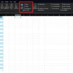 Giao diện Excel với tùy chọn Insert Python trên tab Formulas
