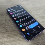 Giao diện hộp thư Gmail trên ứng dụng Outlook mobile, minh họa vấn đề thông báo chậm trễ