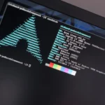 Giao diện Hyprland trên Arch Linux hoạt động mượt mà trên laptop Framework, thể hiện khả năng của Linux trong việc kéo dài tuổi thọ máy tính cũ.