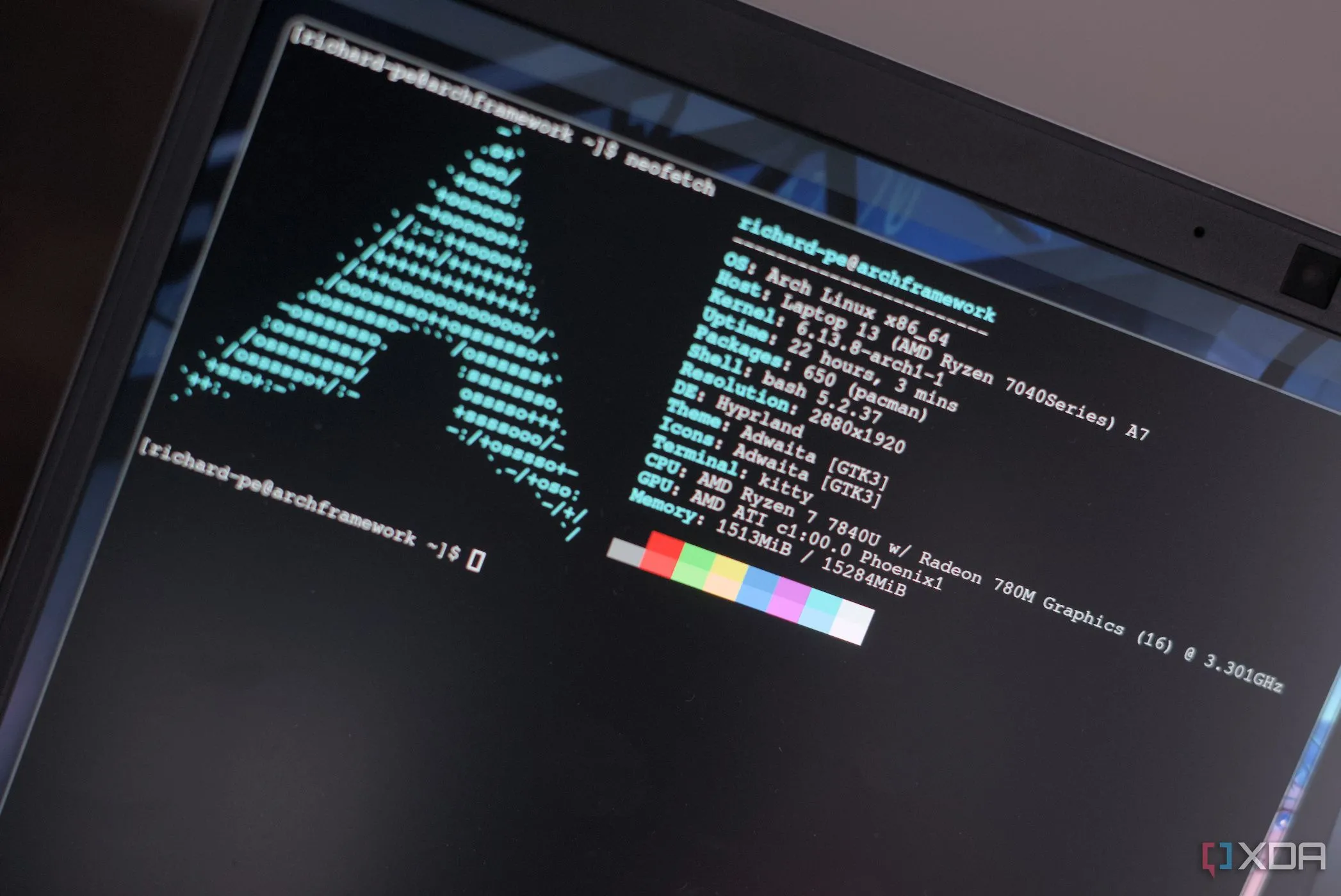 Giao diện Hyprland trên Arch Linux hoạt động mượt mà trên laptop Framework, thể hiện khả năng của Linux trong việc kéo dài tuổi thọ máy tính cũ.