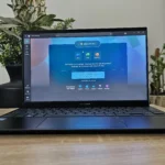 Giao diện Microsoft 365 trên máy tính xách tay, minh họa lỗi không truy cập được dịch vụ
