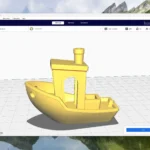 Giao diện phần mềm Cura đang thực hiện quá trình cắt lát mẫu in 3D Benchy