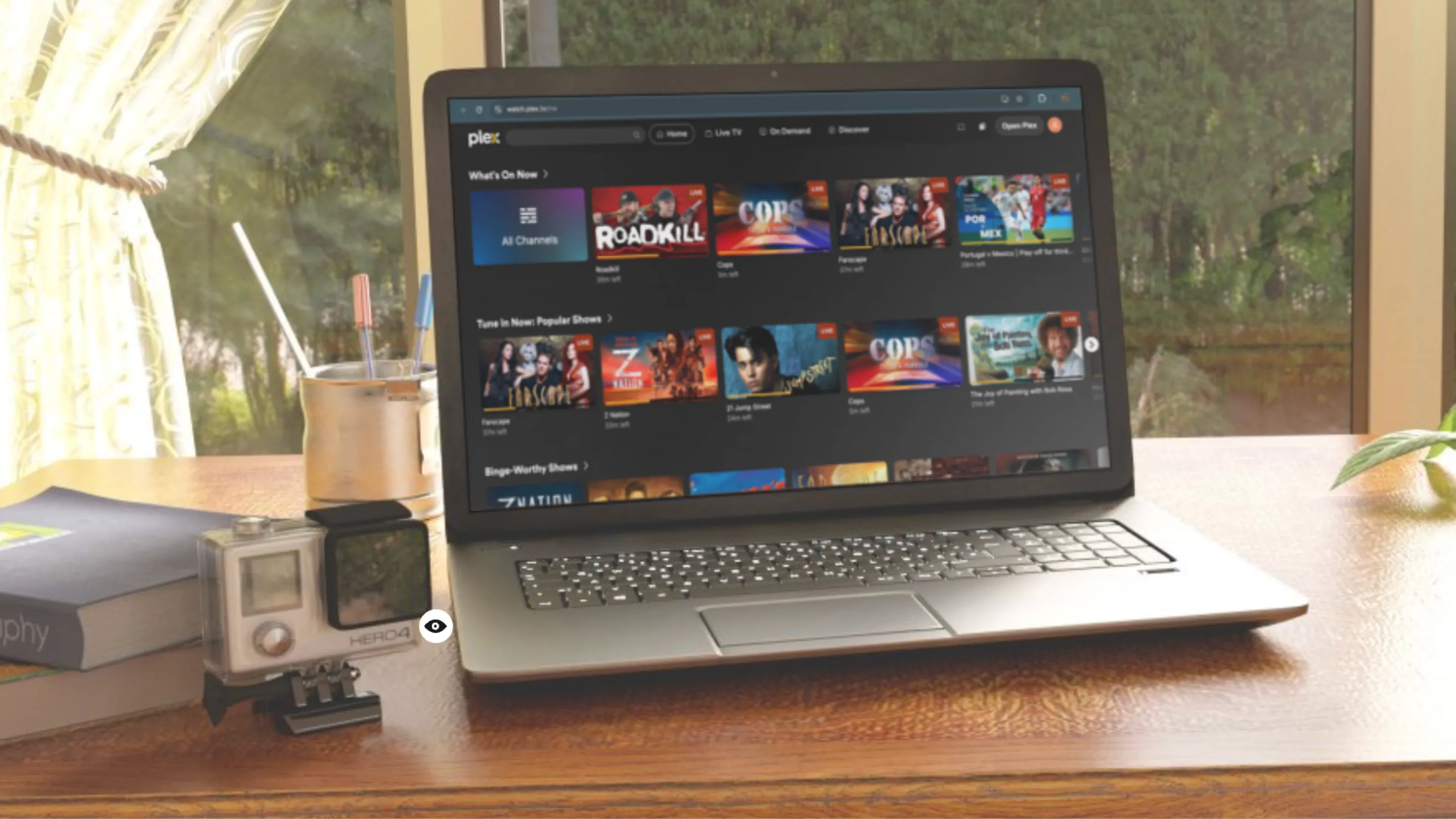Giao diện Plex Media Server hiển thị trên máy tính xách tay Windows, thể hiện khả năng truyền phát phim và chương trình qua NAS.