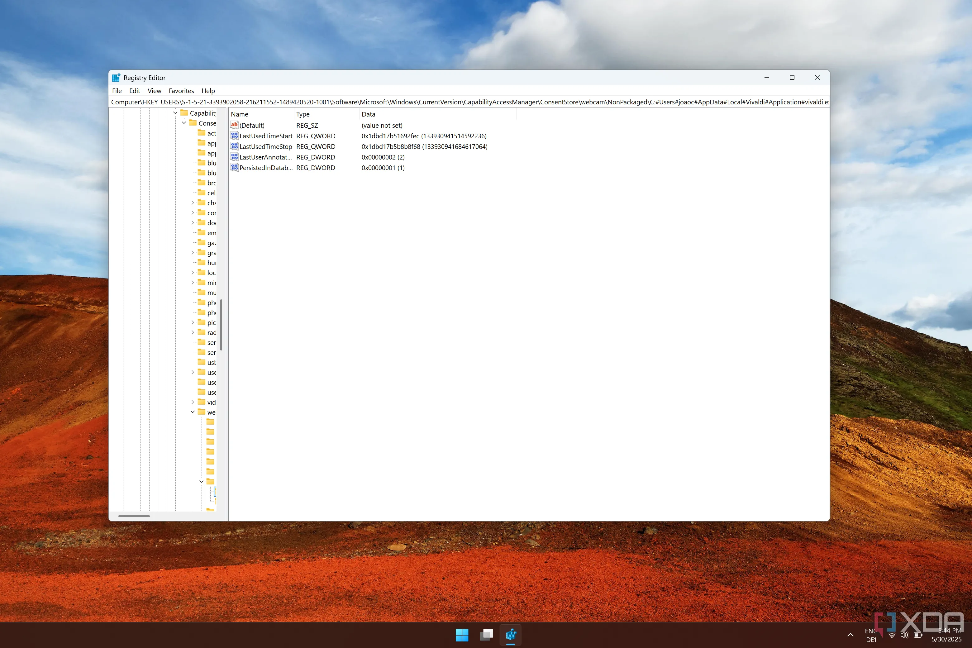 Giao diện Registry Editor hiển thị các giá trị liên quan đến thời điểm ứng dụng cuối cùng sử dụng webcam, cung cấp thông tin chi tiết về quyền truy cập camera.