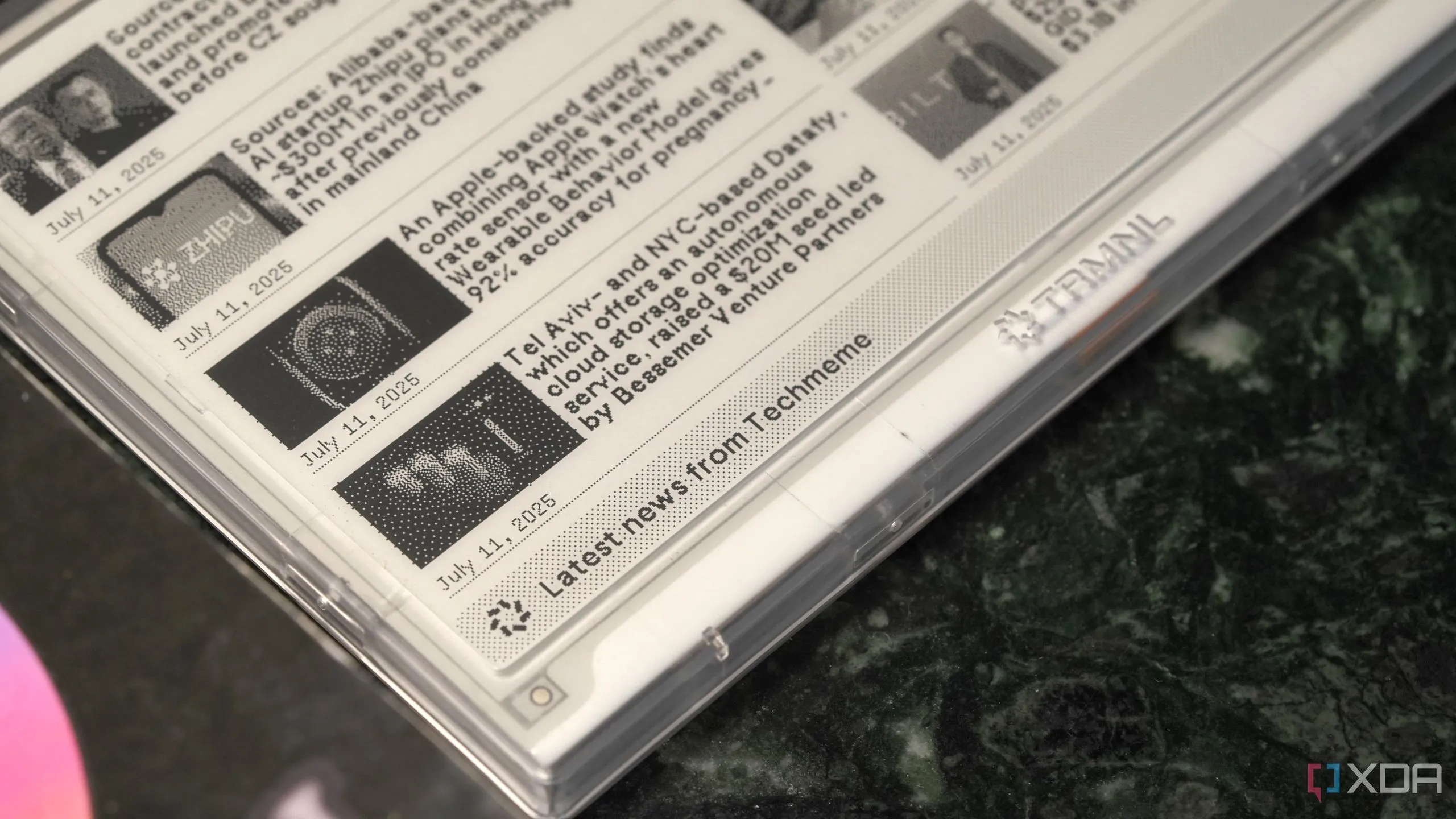 Góc hiển thị của màn hình e-ink TRMNL đang chiếu các tin tức công nghệ mới nhất, thể hiện khả năng cập nhật và đa dạng plugin.