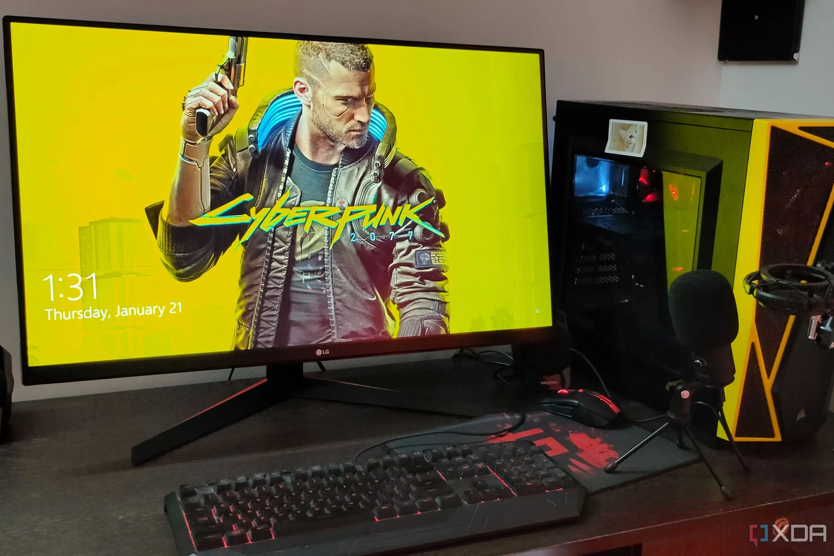 Góc máy tính chơi game với màn hình chất lượng cao hiển thị hình nền Cyberpunk 2077, nhấn mạnh tầm quan trọng của tấm nền