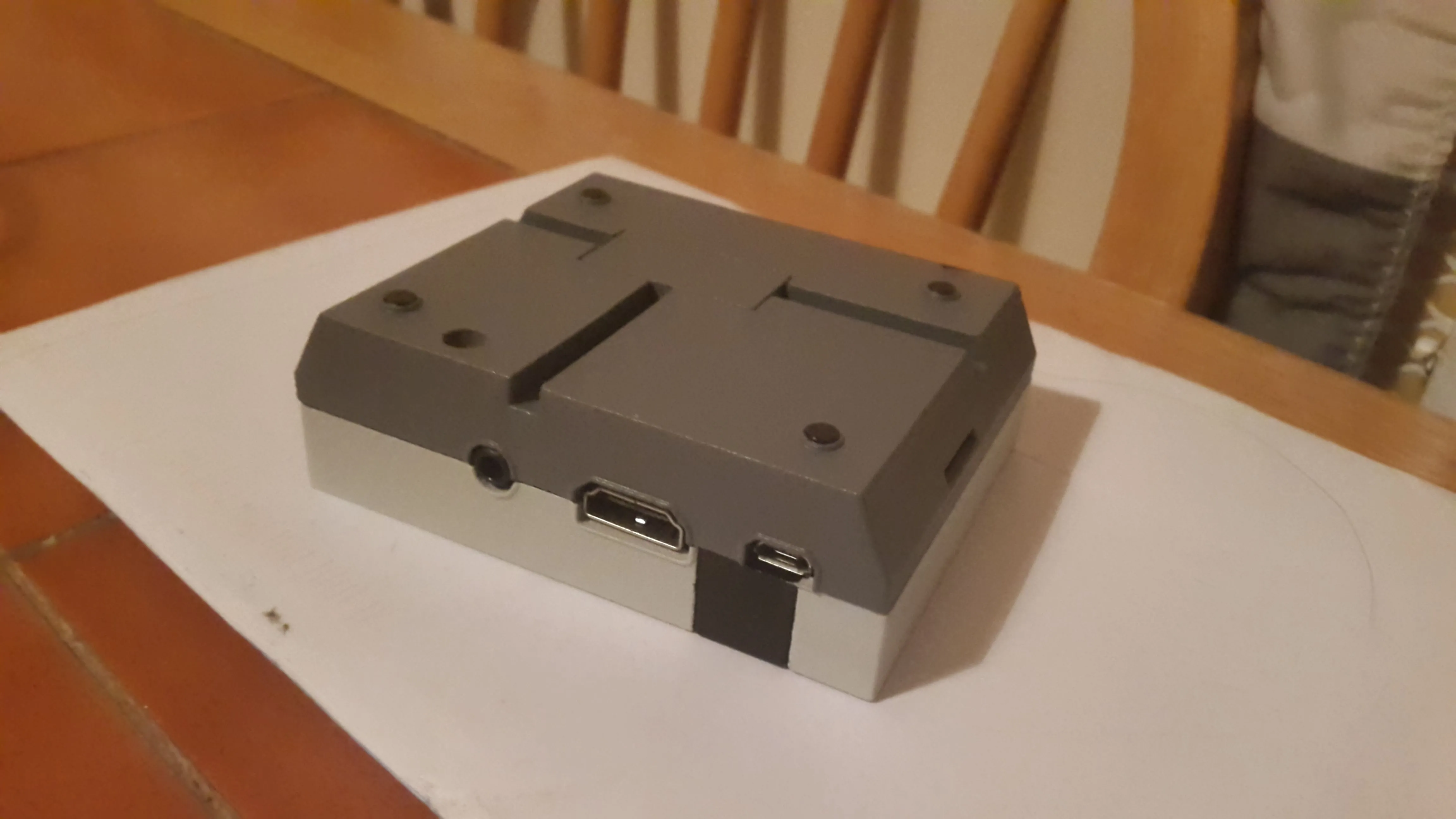Góc nhìn cận cảnh của vỏ case Raspberry Pi NES với chi tiết nút bấm và đèn báo nguồn