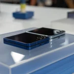 Hai chiếc Samsung Galaxy Z Flip 7 với màu sắc khác nhau, thể hiện thiết kế gập vỏ sò độc đáo và sự đa dạng màu sắc của dòng điện thoại gập.