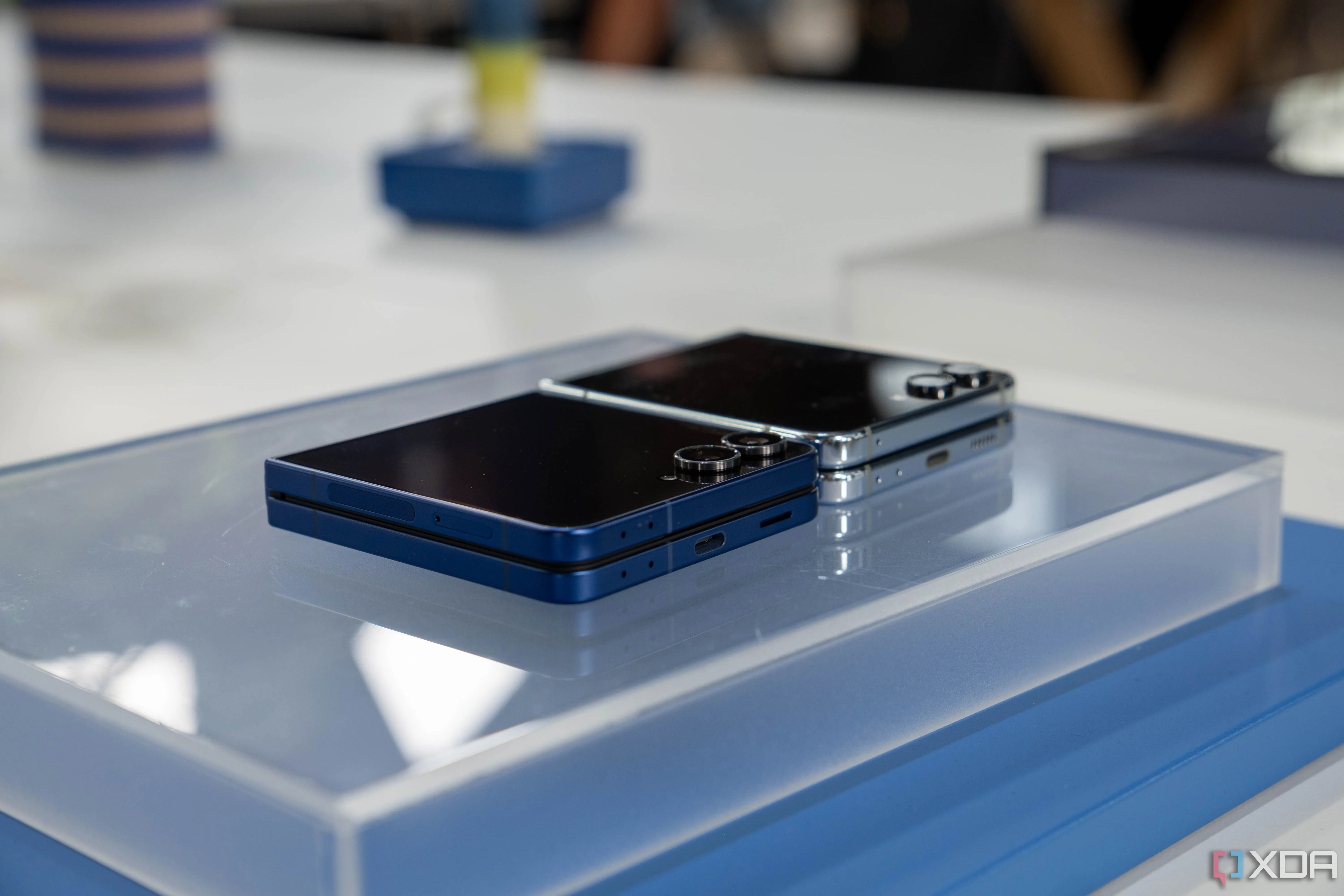 Hai chiếc Samsung Galaxy Z Flip 7 với màu sắc khác nhau, thể hiện thiết kế gập vỏ sò độc đáo và sự đa dạng màu sắc của dòng điện thoại gập.