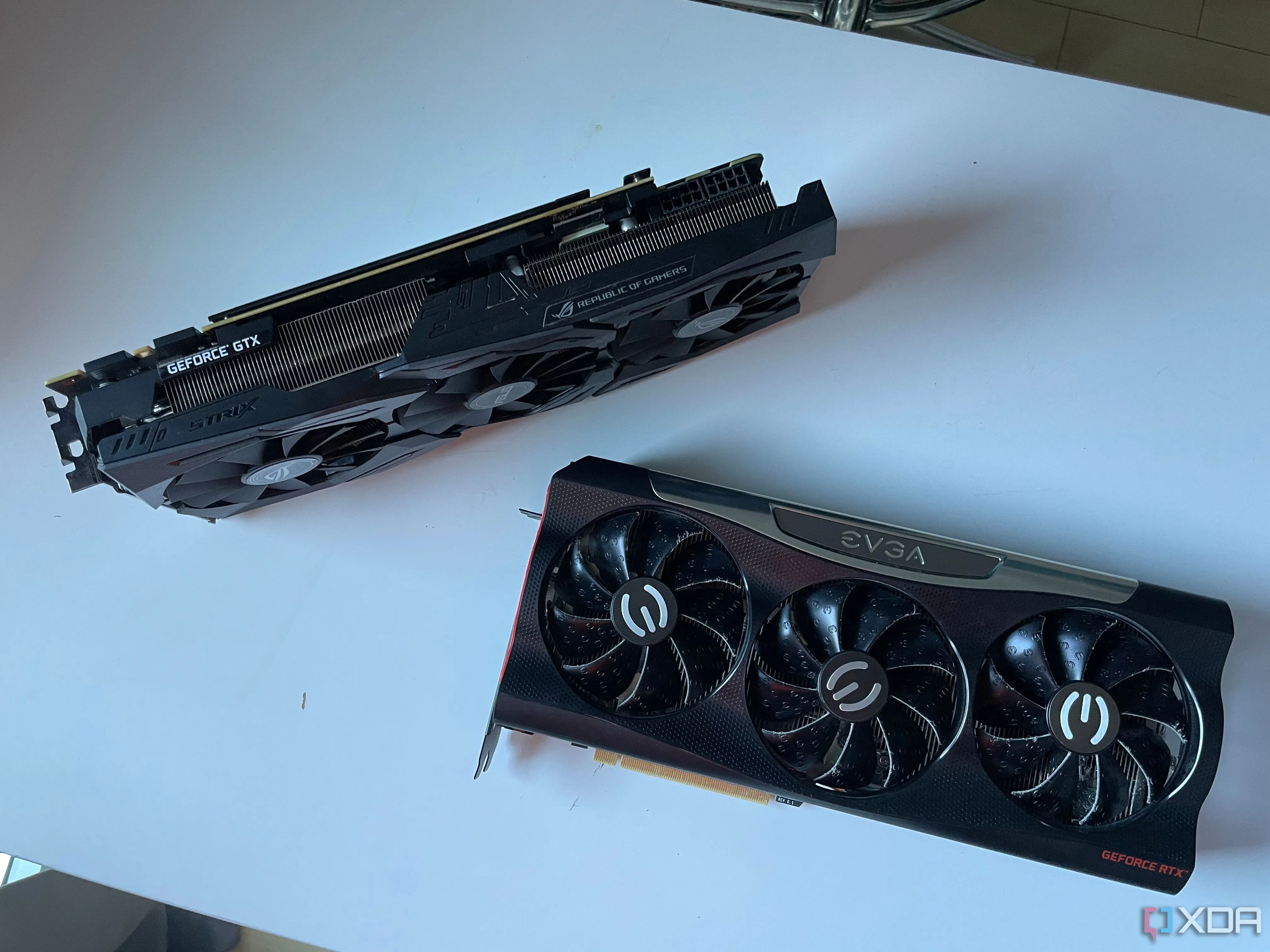 Hai mẫu card đồ họa cao cấp ASUS STRIX GTX 1080 Ti và EVGA RTX 3080, minh họa cho chi phí và kích thước của GPU hiện đại
