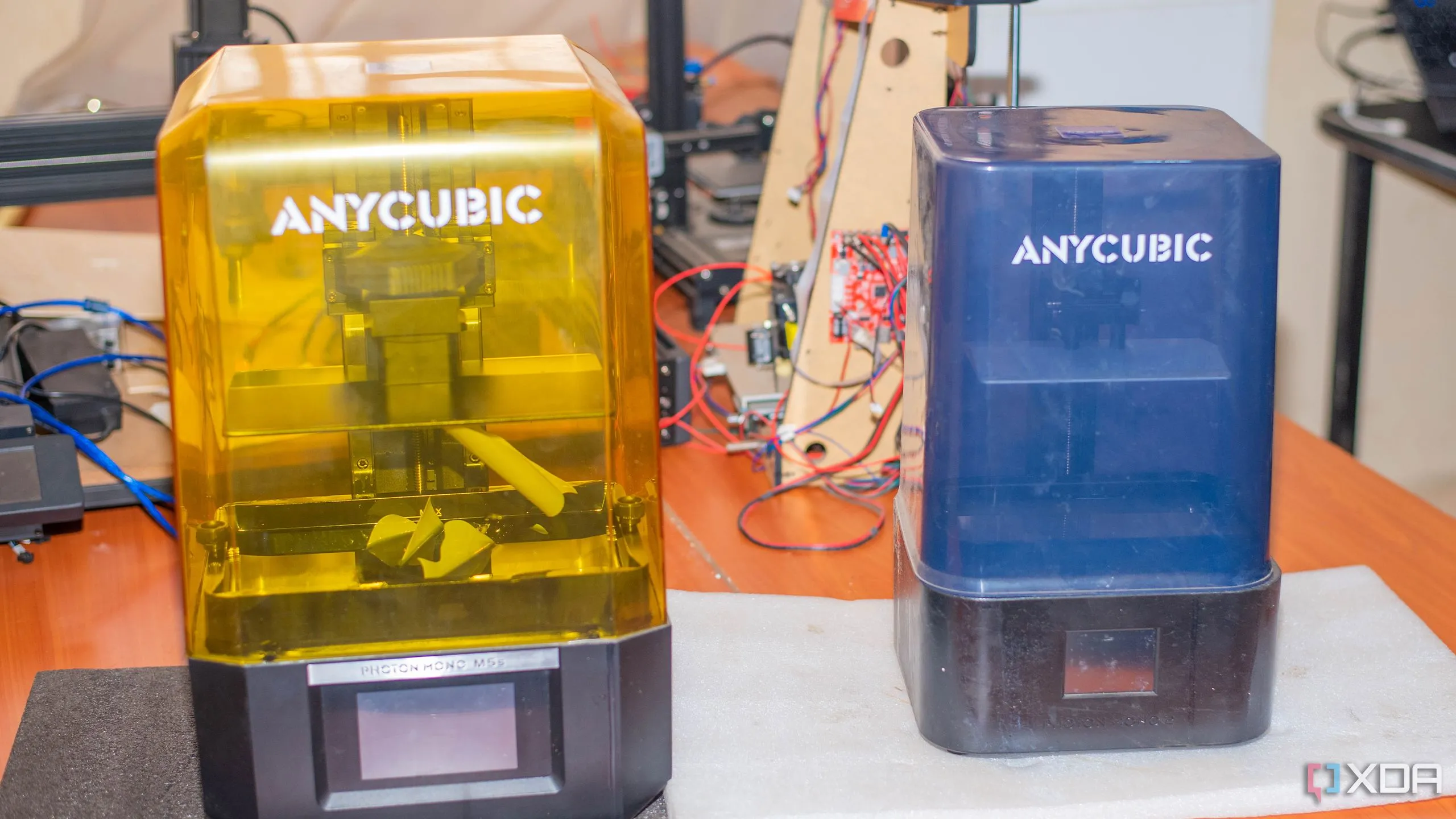 Hai máy in 3D Resin của Anycubic đặt trên bàn