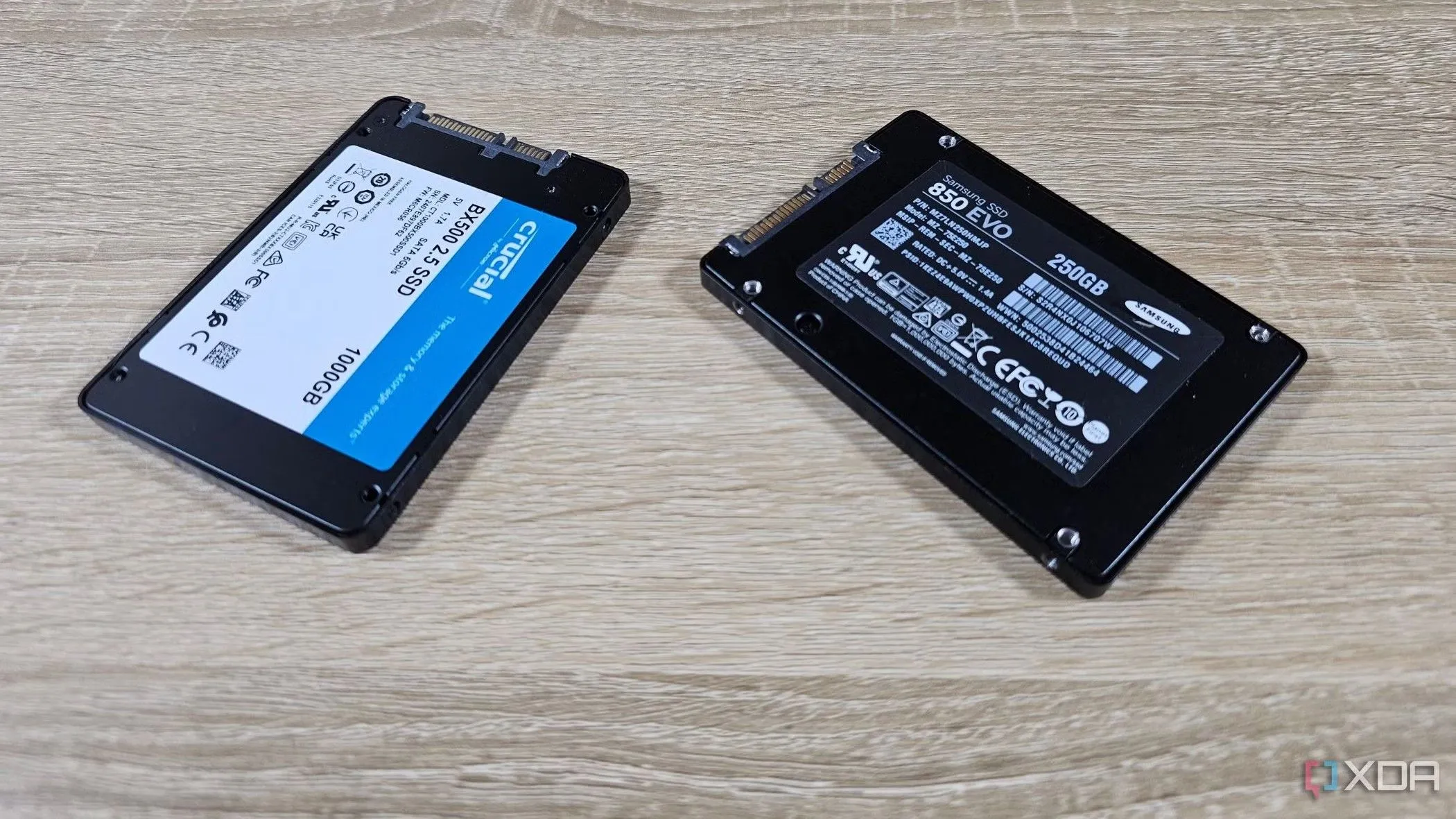Hai ổ SSD nội bộ của Crucial và Samsung trên bàn, đại diện cho việc sử dụng SSD để nâng cấp hiệu suất NAS