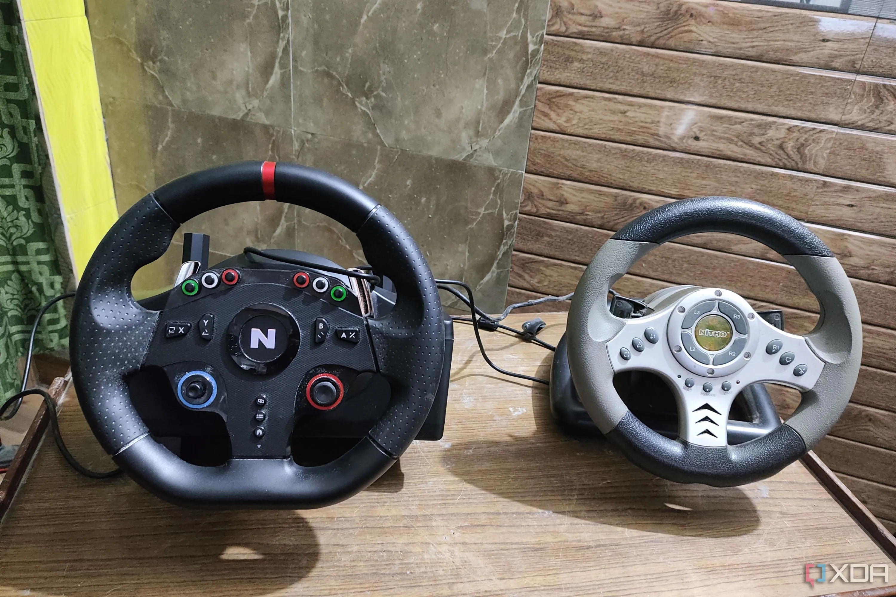 Hai vô lăng Nitho đặt cạnh nhau trong bộ phụ kiện game đua xe
