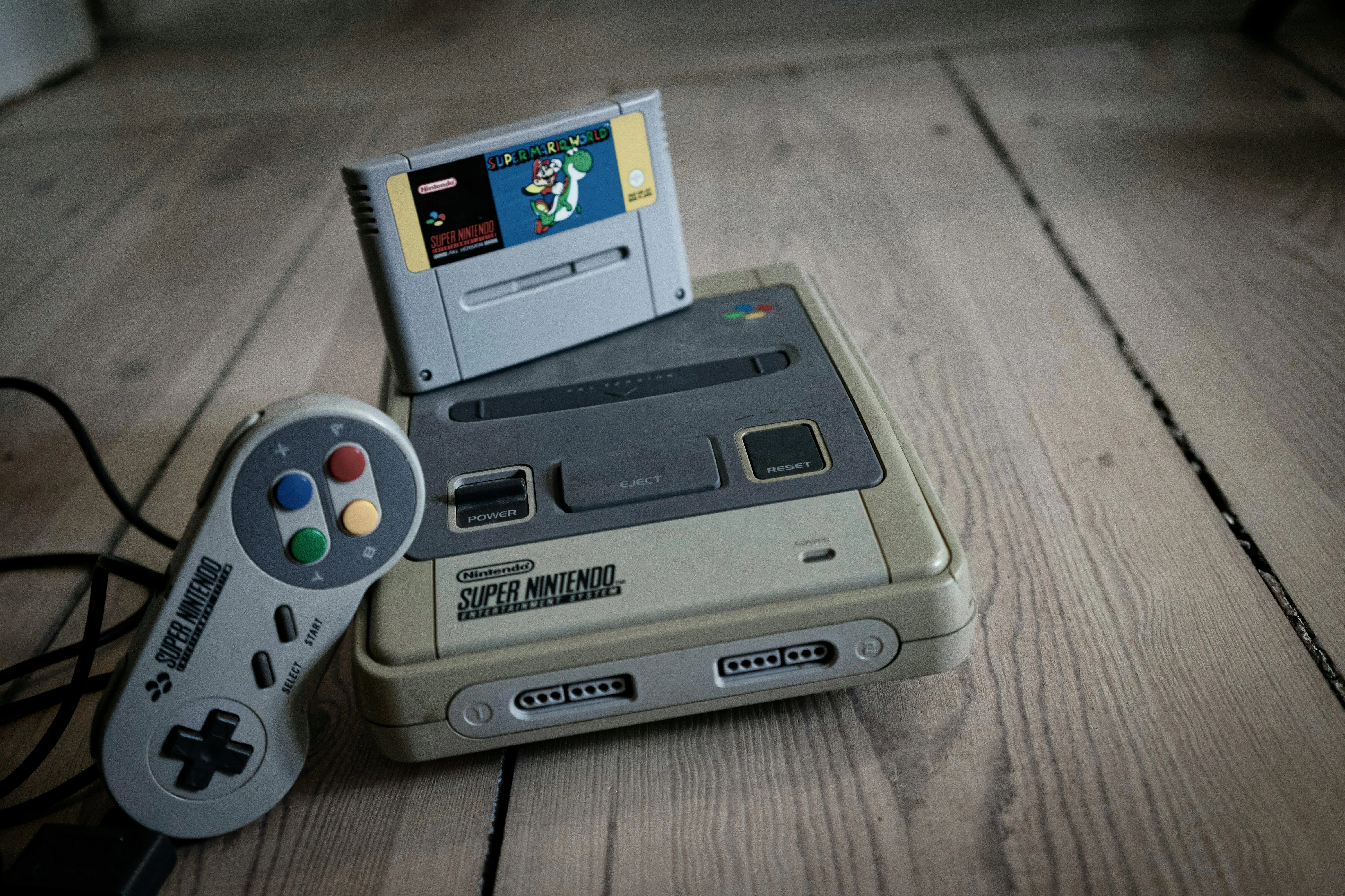 Hệ máy Super Nintendo Entertainment System (SNES) cùng tay cầm cổ điển