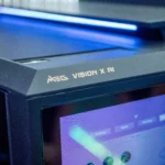Hệ thống máy tính MEG Vision X AI của MSI tại Computex 2025 với màn hình phụ hiển thị thông tin và logo MSI phát sáng