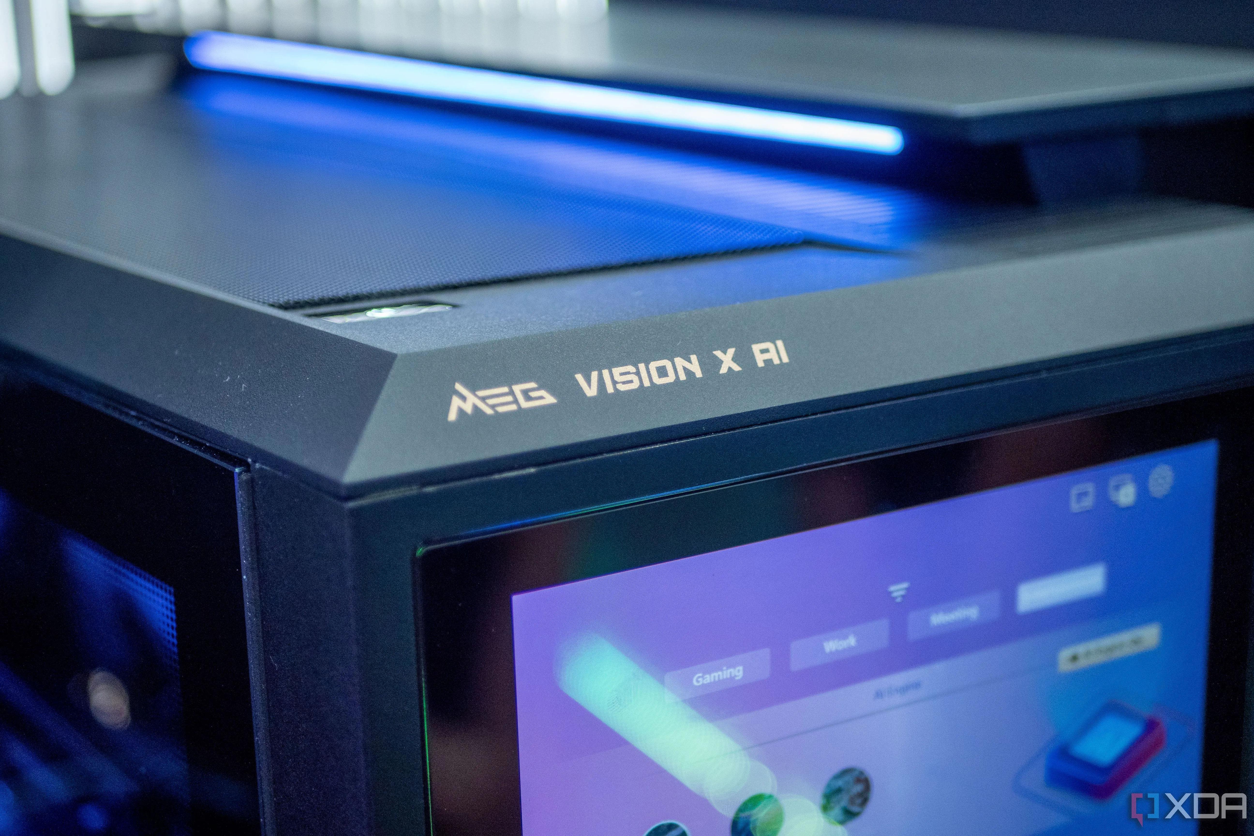 Hệ thống máy tính MEG Vision X AI của MSI tại Computex 2025 với màn hình phụ hiển thị thông tin và logo MSI phát sáng
