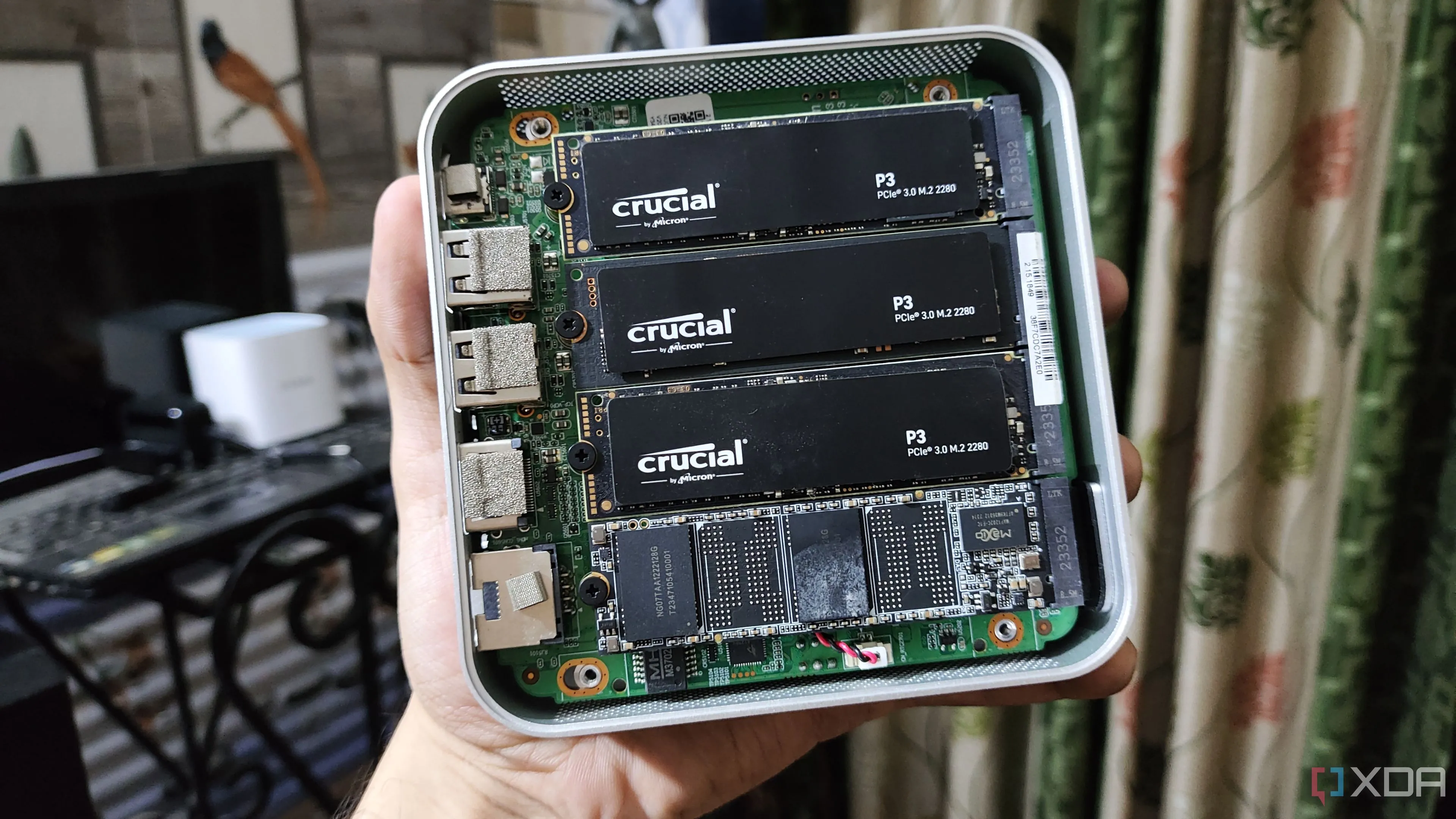 Hệ thống NAS Aiffro với bốn ổ SSD được lắp đặt