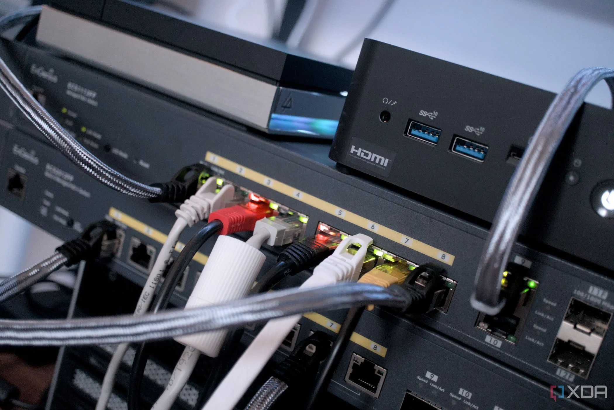 Hệ thống NAS đơn giản với router, switch mạng và ổ cứng di động kết nối