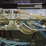 Hệ thống server và bộ chuyển mạch với dây cáp Ethernet được sắp xếp gọn gàng